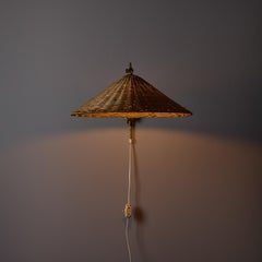 Lampada da parete a spina in rattan e ottone di Valinte Oy del 1950, alla maniera di Paavo Tynell