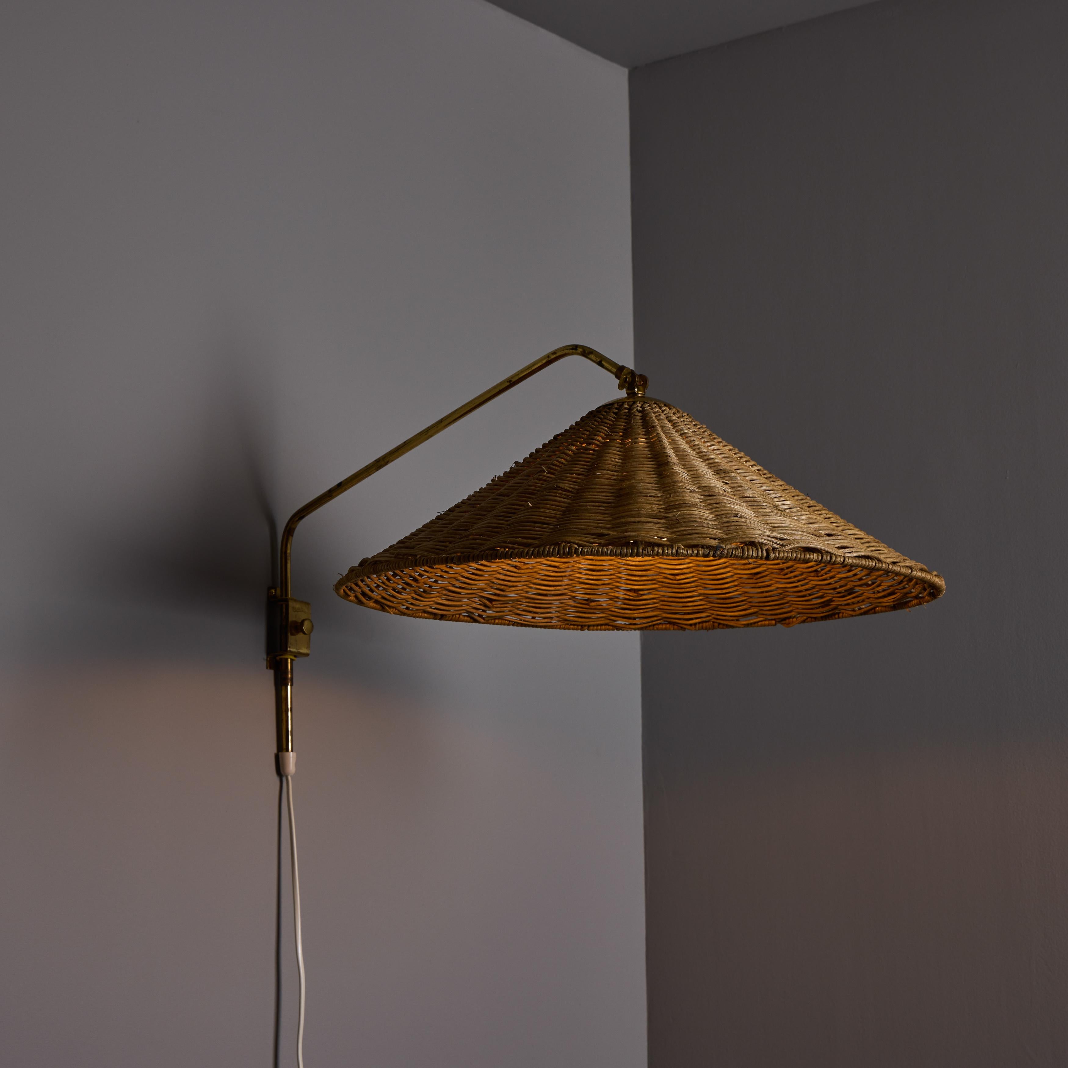 Mid-Century Modern Lampe murale à brancher en rotin et laiton à la manière de Paavo Tynell, années 1950, Valinte Oy en vente