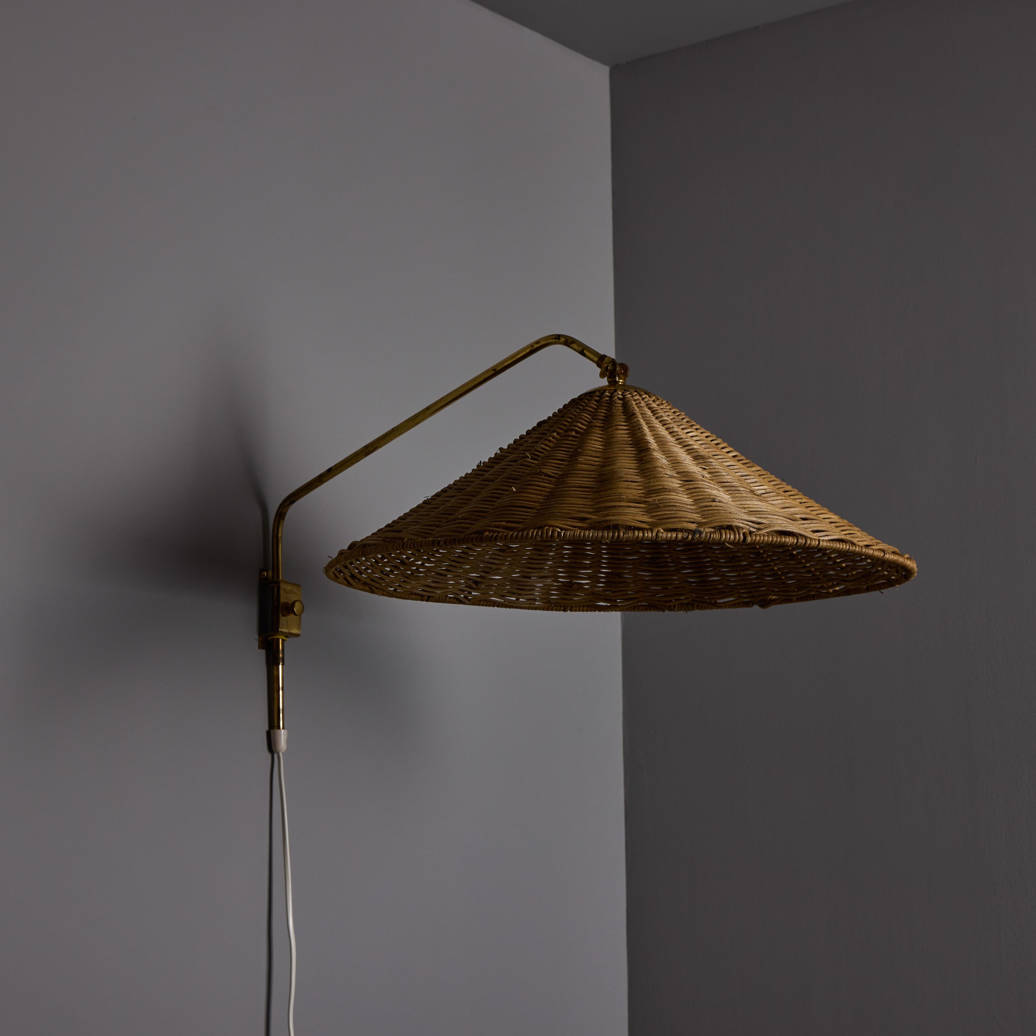 Finlandais Lampe murale à brancher en rotin et laiton à la manière de Paavo Tynell, années 1950, Valinte Oy en vente