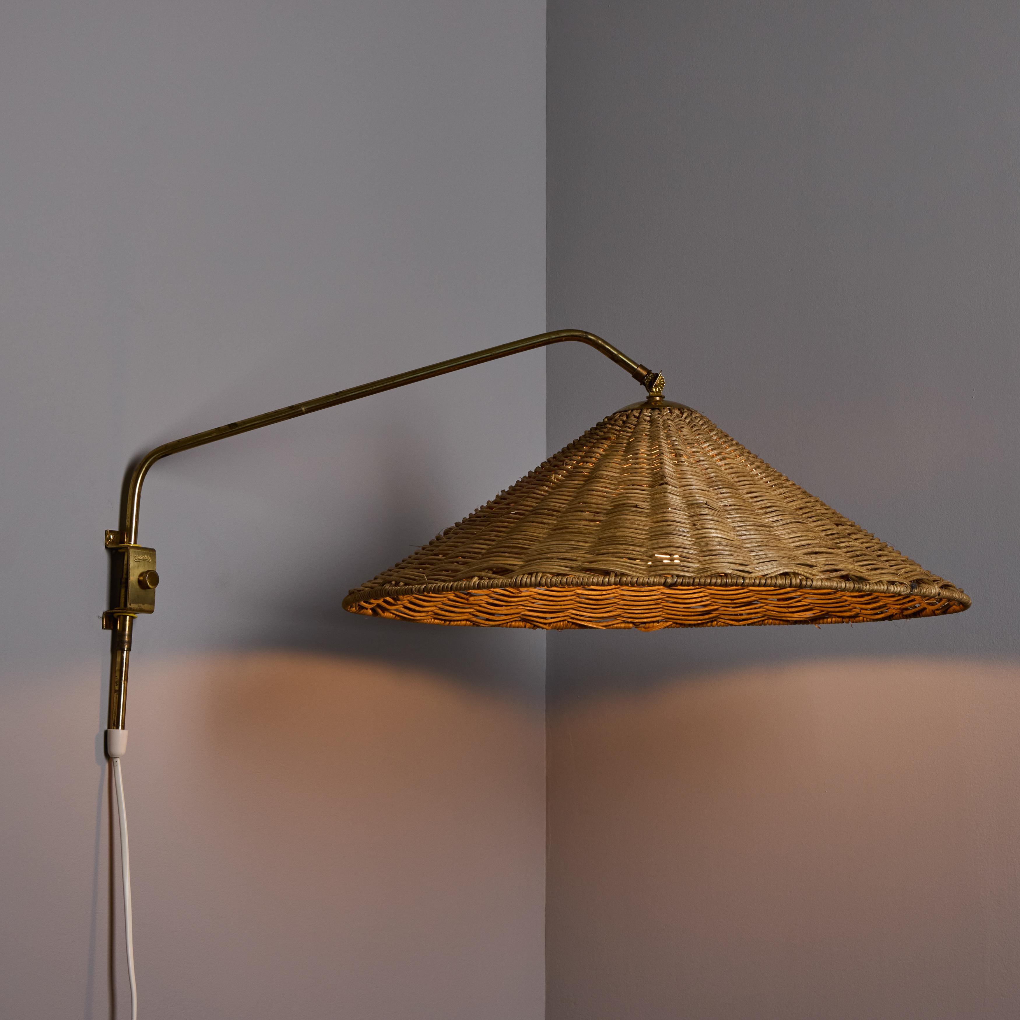 Lampe murale à brancher en rotin et laiton à la manière de Paavo Tynell, années 1950, Valinte Oy Bon état - En vente à Glendale, CA