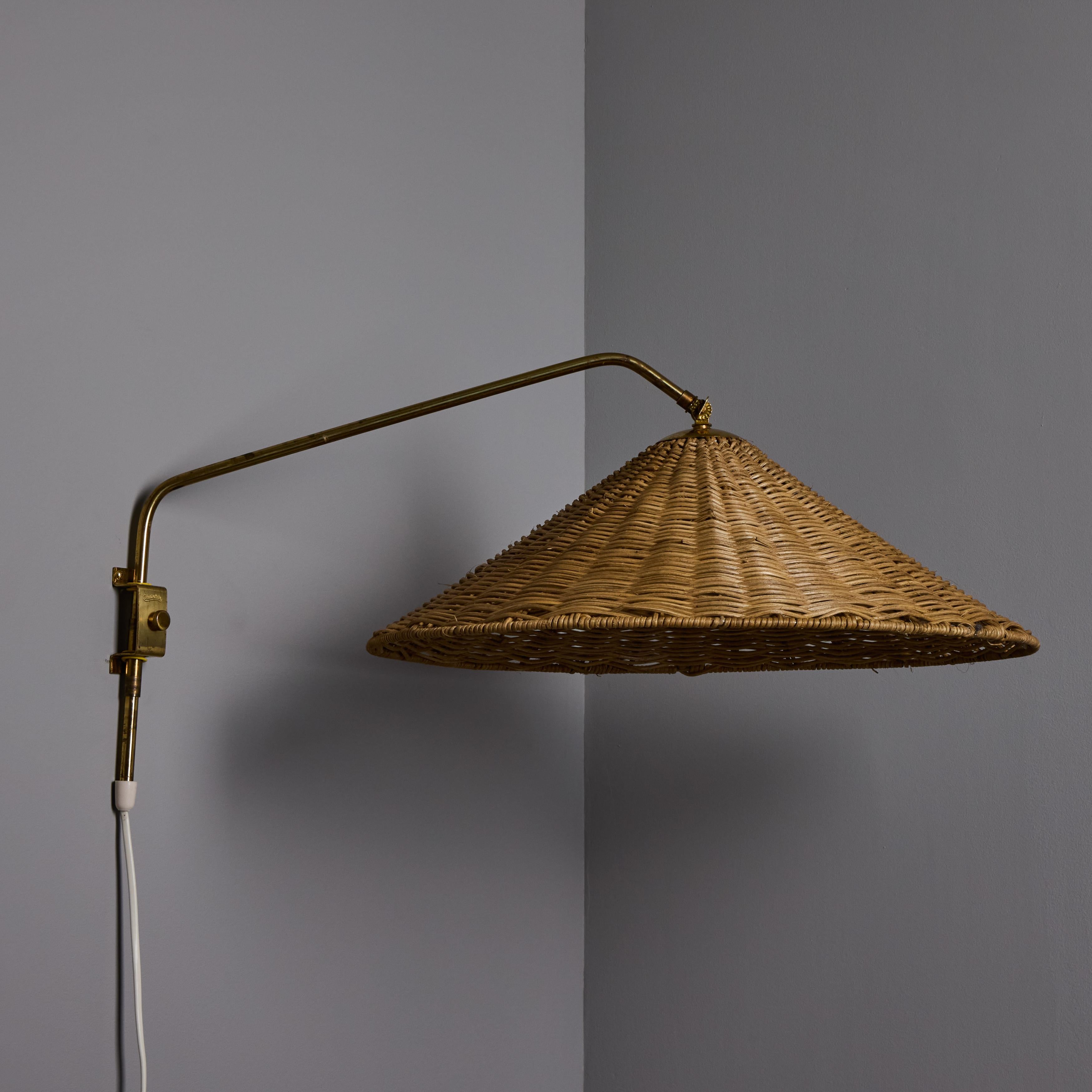 Milieu du XXe siècle Lampe murale à brancher en rotin et laiton à la manière de Paavo Tynell, années 1950, Valinte Oy en vente