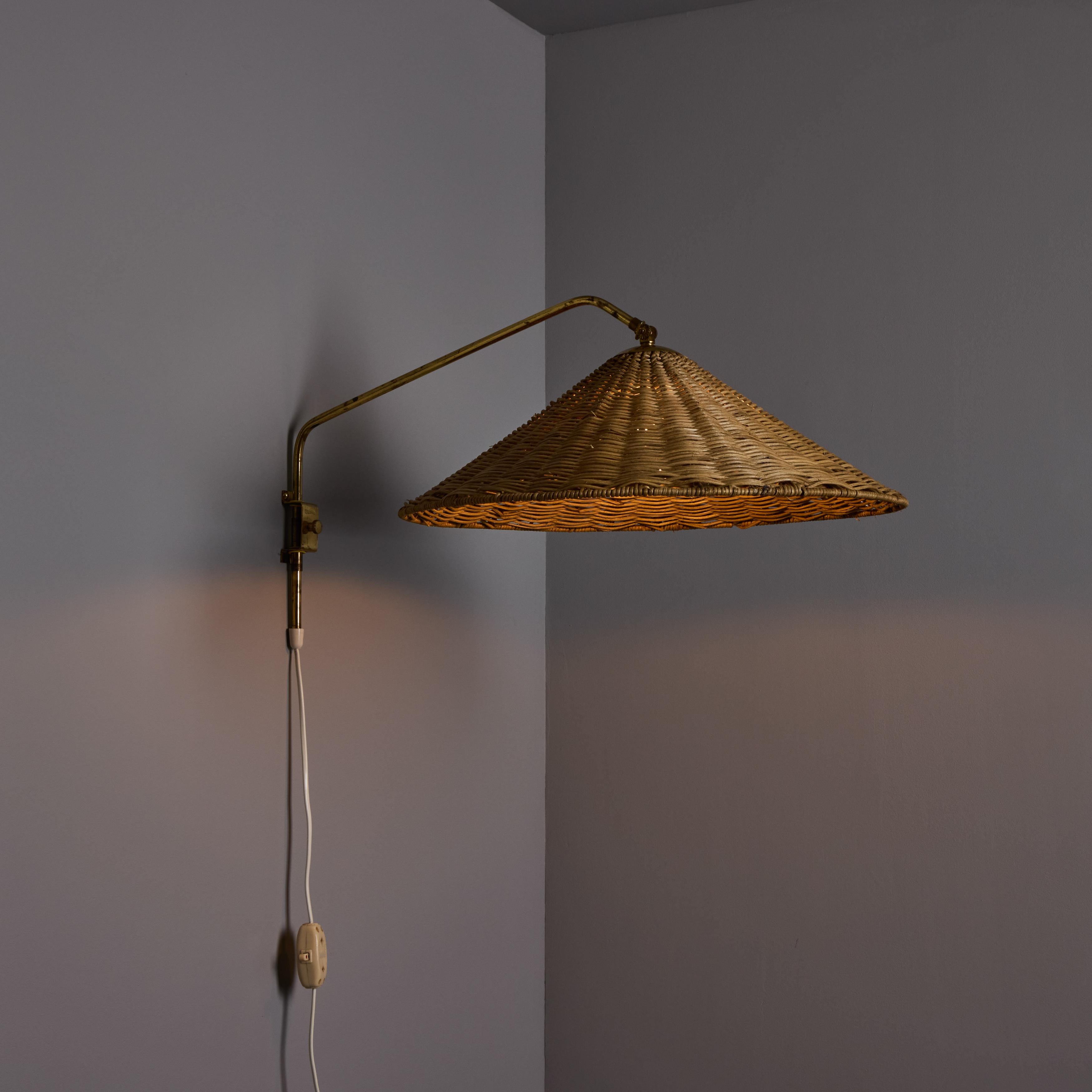 Laiton Lampe murale à brancher en rotin et laiton à la manière de Paavo Tynell, années 1950, Valinte Oy en vente