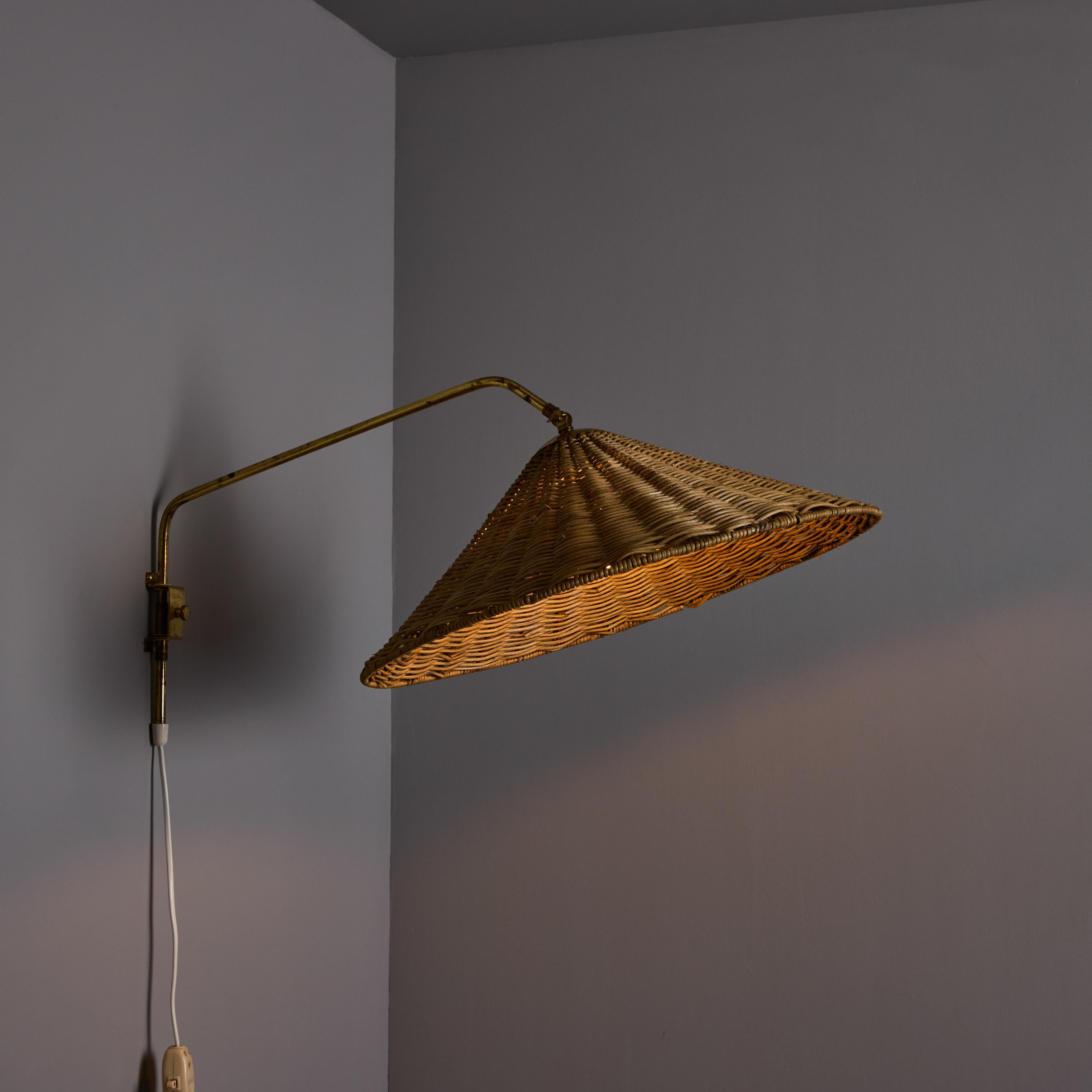 Lampe murale à brancher en rotin et laiton à la manière de Paavo Tynell, années 1950, Valinte Oy en vente 1