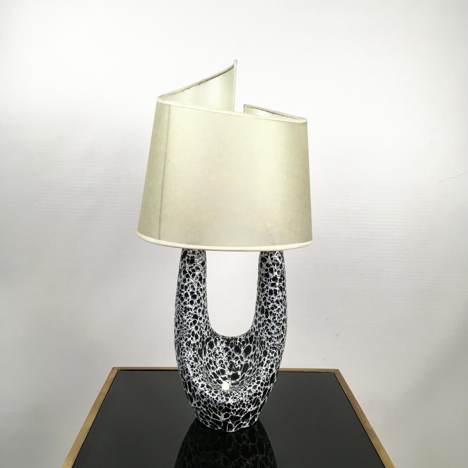 Keramik-Tischlampe des französischen Künstlers Le Vaucour aus den 1950er Jahren für Vallauris...
Schwarz-weiß glasierter Sockel mit Original-Schirm.
 