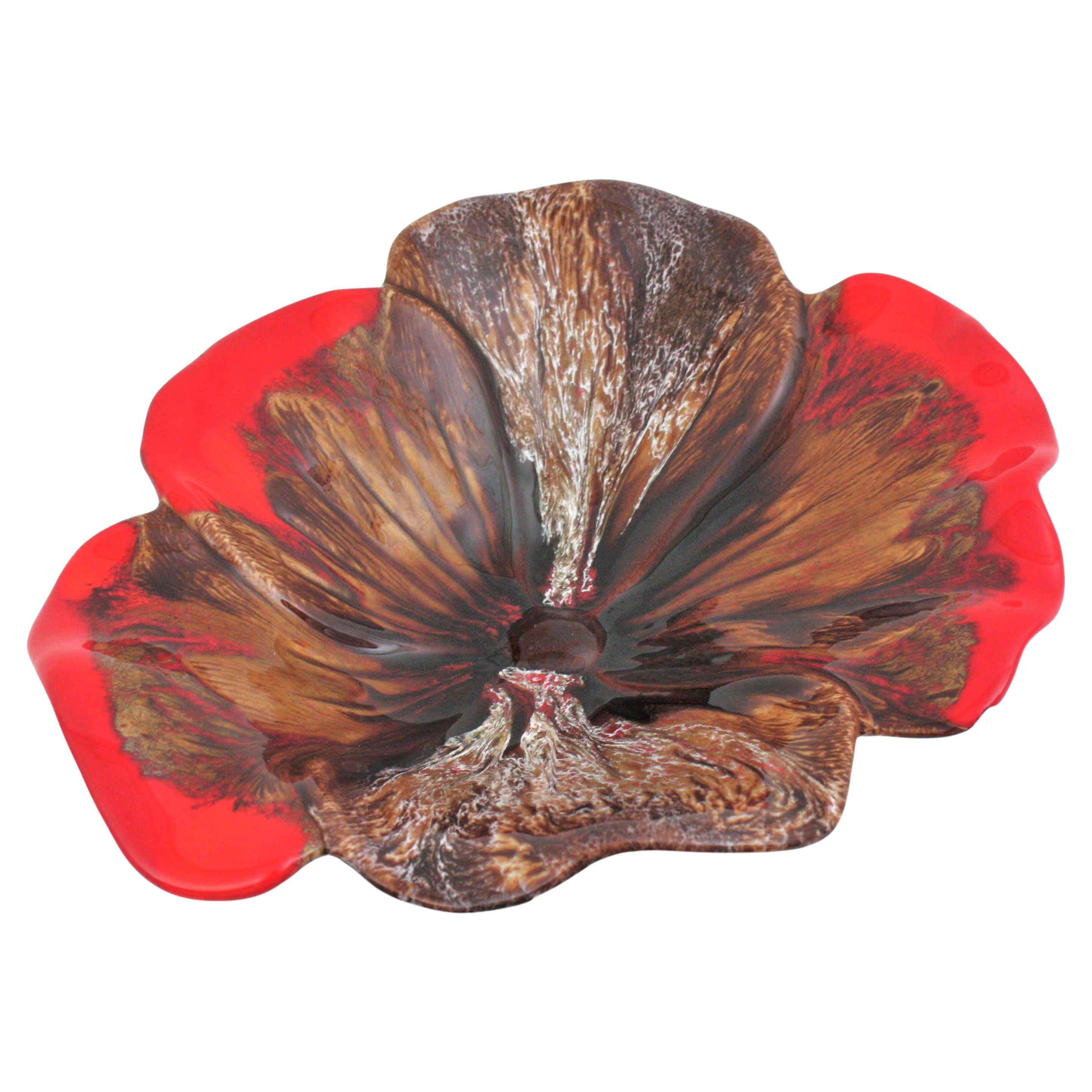 Accattivante piatto in ceramica smaltata a forma di fiore di foglia, vassoio da portata o centrotavola prodotto da Vallauris. Francia, 1950-1960.
Interessante da usare come centrotavola decorativo, fruttiera, videopoche o vassoio da portata.