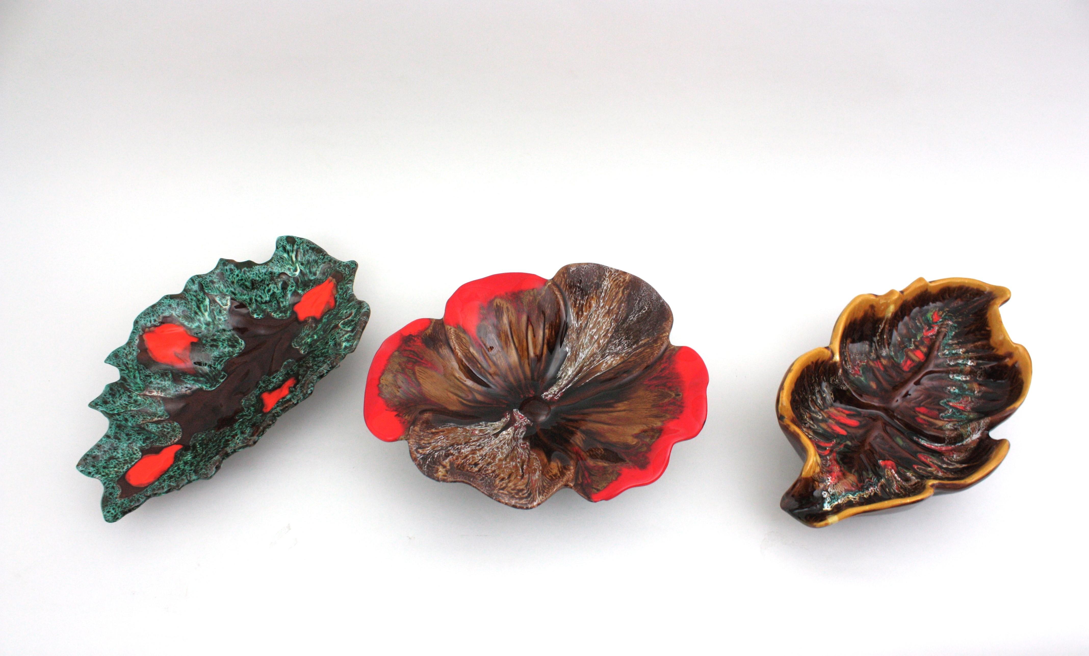 XX secolo Vassoio / Centrotavola a foglie grandi in ceramica maiolicata Vallauris del 1950 in vendita