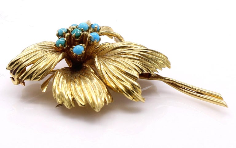 1950s Van Cleef & Arpels Turqoise 18 Karat Yellow Gold Flower Brooch In Excellent Condition For Sale In New York, NY