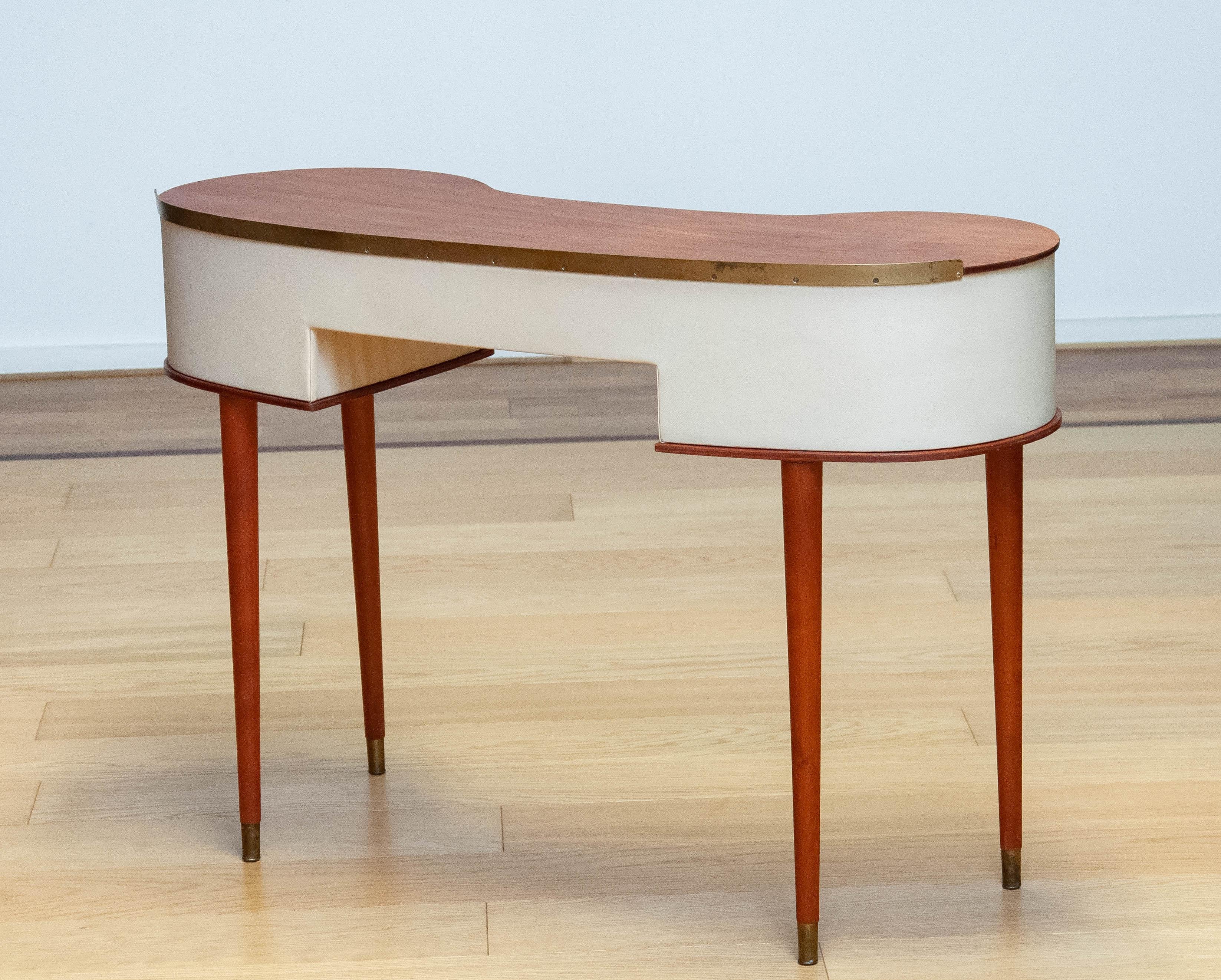 1950s Vanity Dressing Table Designed By Halvdan Pettersson For Tibro In Sweden. In Good Condition In Silvolde, Gelderland