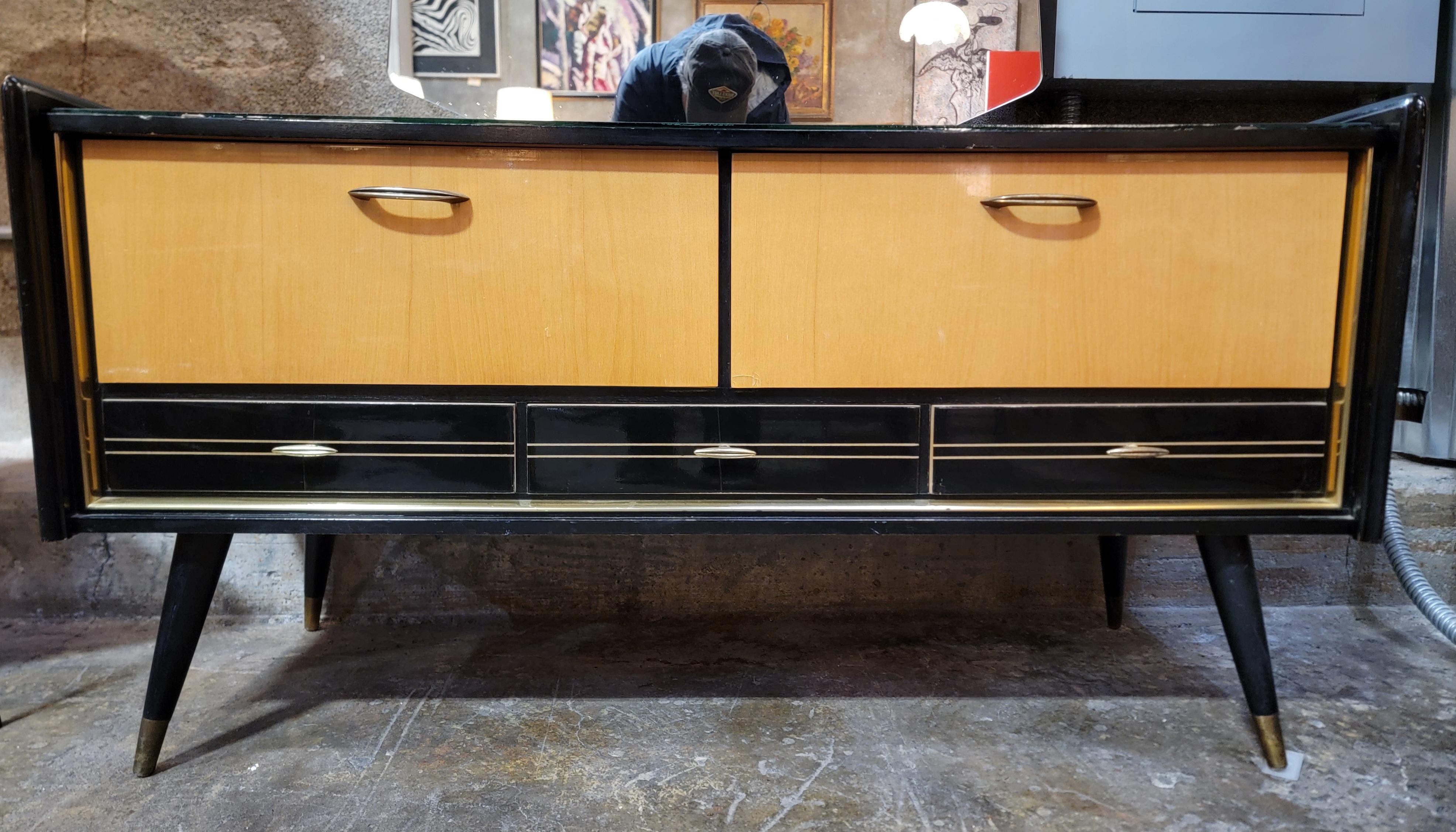 Vestiaire laqué glamour avec des couleurs contrastées de noir et de jaune. Grand miroir pour s'habiller, surface supérieure en verre pour plus de durabilité. Trois tiroirs et deux placards rabattables pour un grand espace de rangement. Fabriqué en