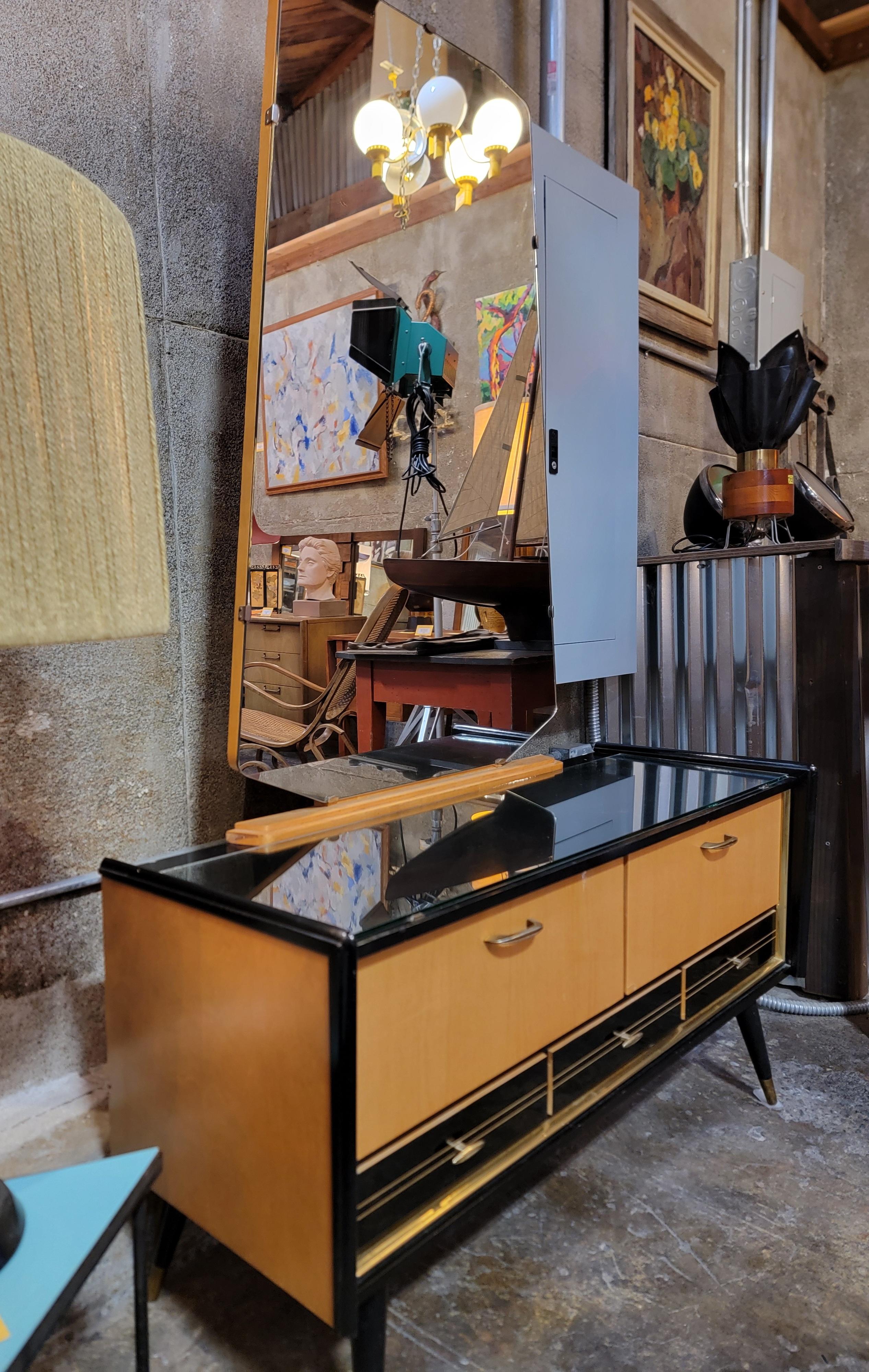 Allemand Coiffeuse des années 1950 avec finition miroir et laque en vente