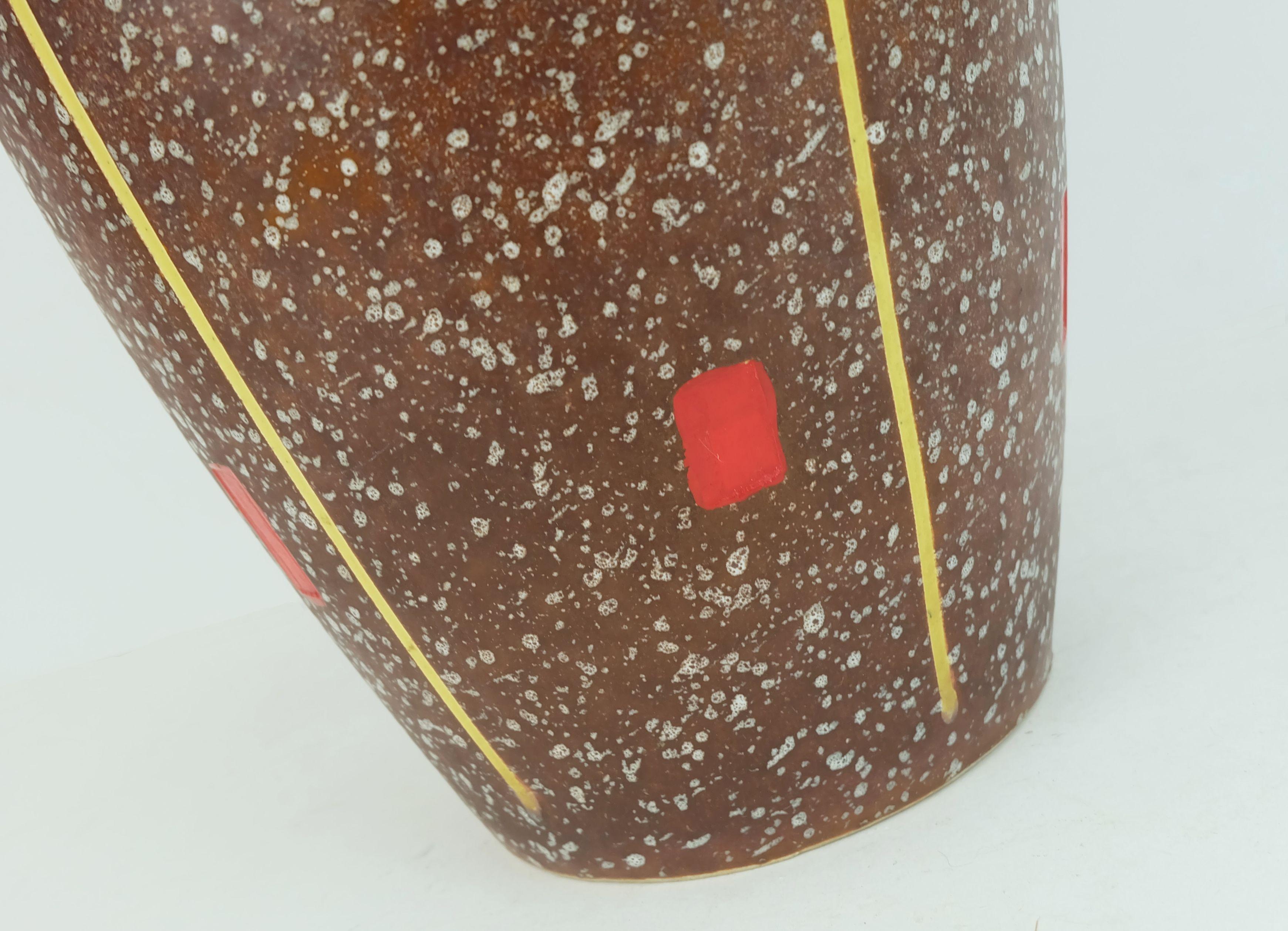 Westdeutsche Keramikvase aus der Mitte des Jahrhunderts, hergestellt von Scheurich Keramik in den späten 1950er Jahren. Weiße Tropfglasur auf rostbrauner Glasur, kombiniert mit Streifen- und Würfeldekor in Gelb, Rot und Grün. Innen gelb