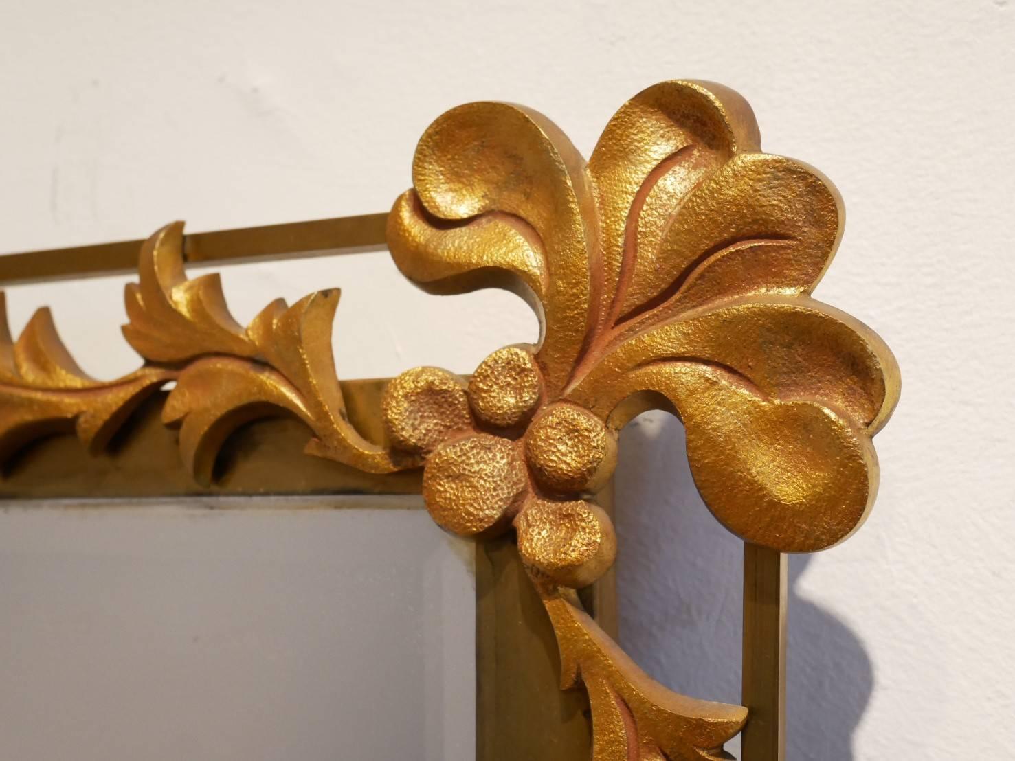 1950s Vegetal Decor Gilded Metal Wall-Mounted Mirror In Excellent Condition For Sale In Brussels, Ixelles