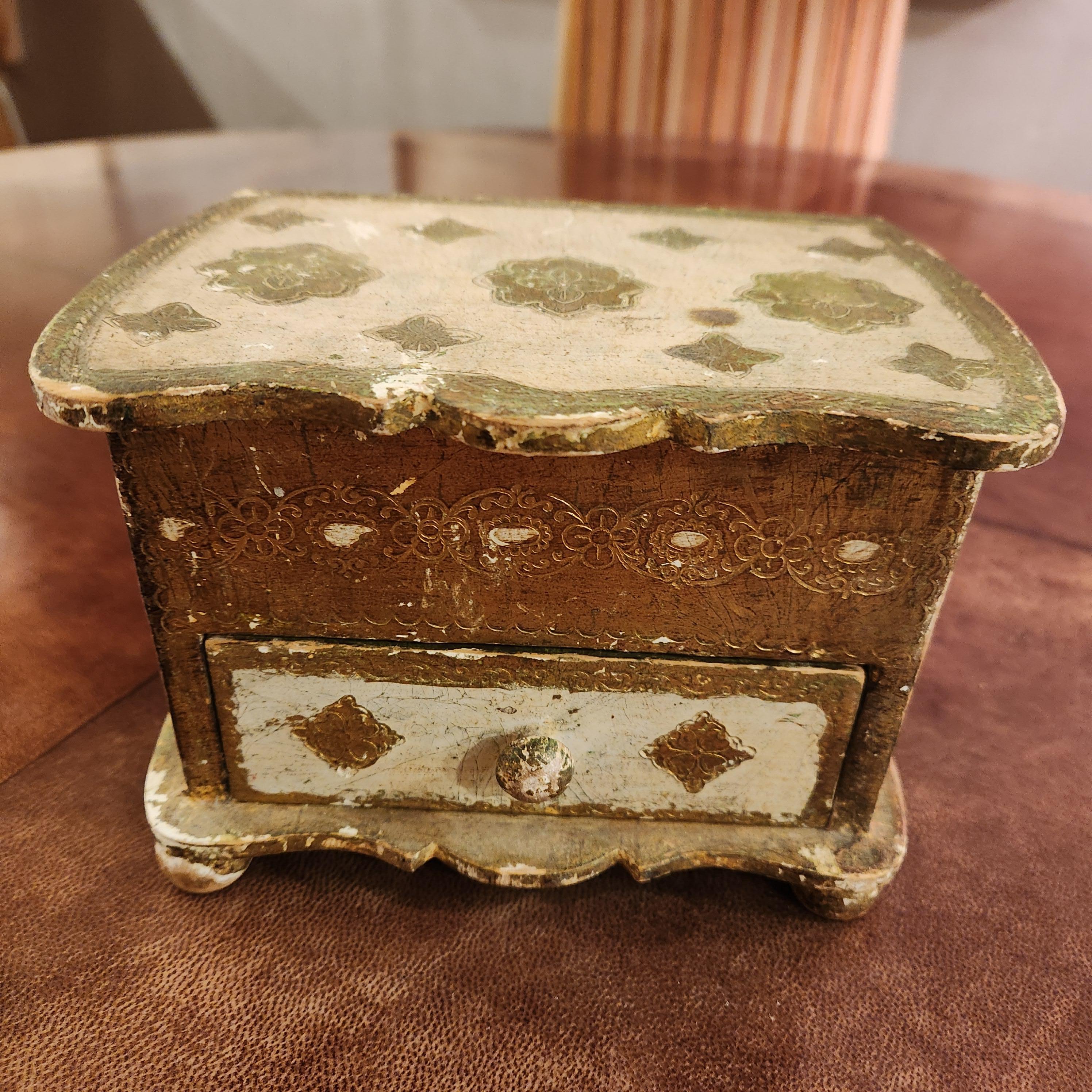 Joyero de madera dorada veneciana de los años 50 Italia en venta 2