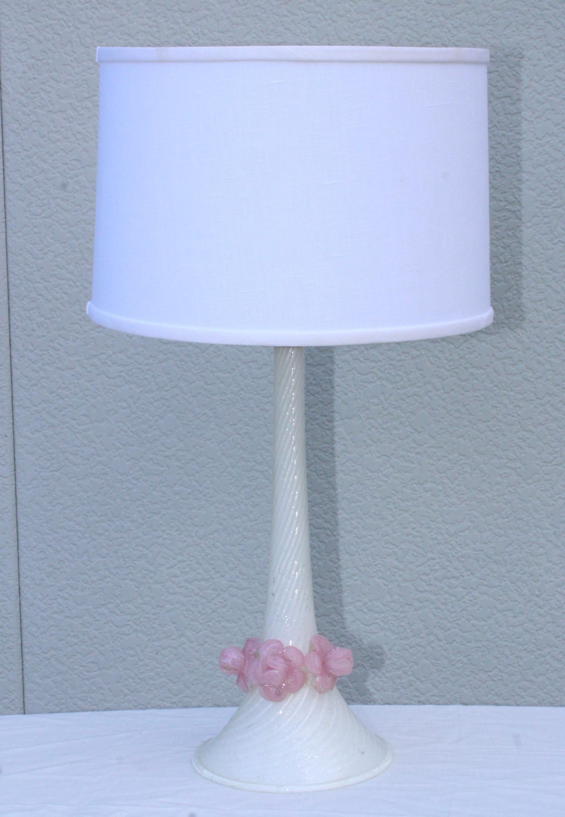 Stunning 1950's Venetian glass table lamp with pink flower motif, in vintage original condition with minor wear and patina.

Height to light socket 19.75''
shade for photography only.