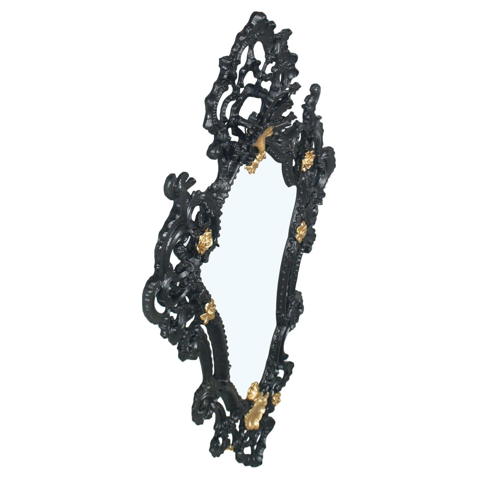 1940s Venetian Rococò Style Wall Mirror in pressed Wood Black and Gold Laquered For Sale 2