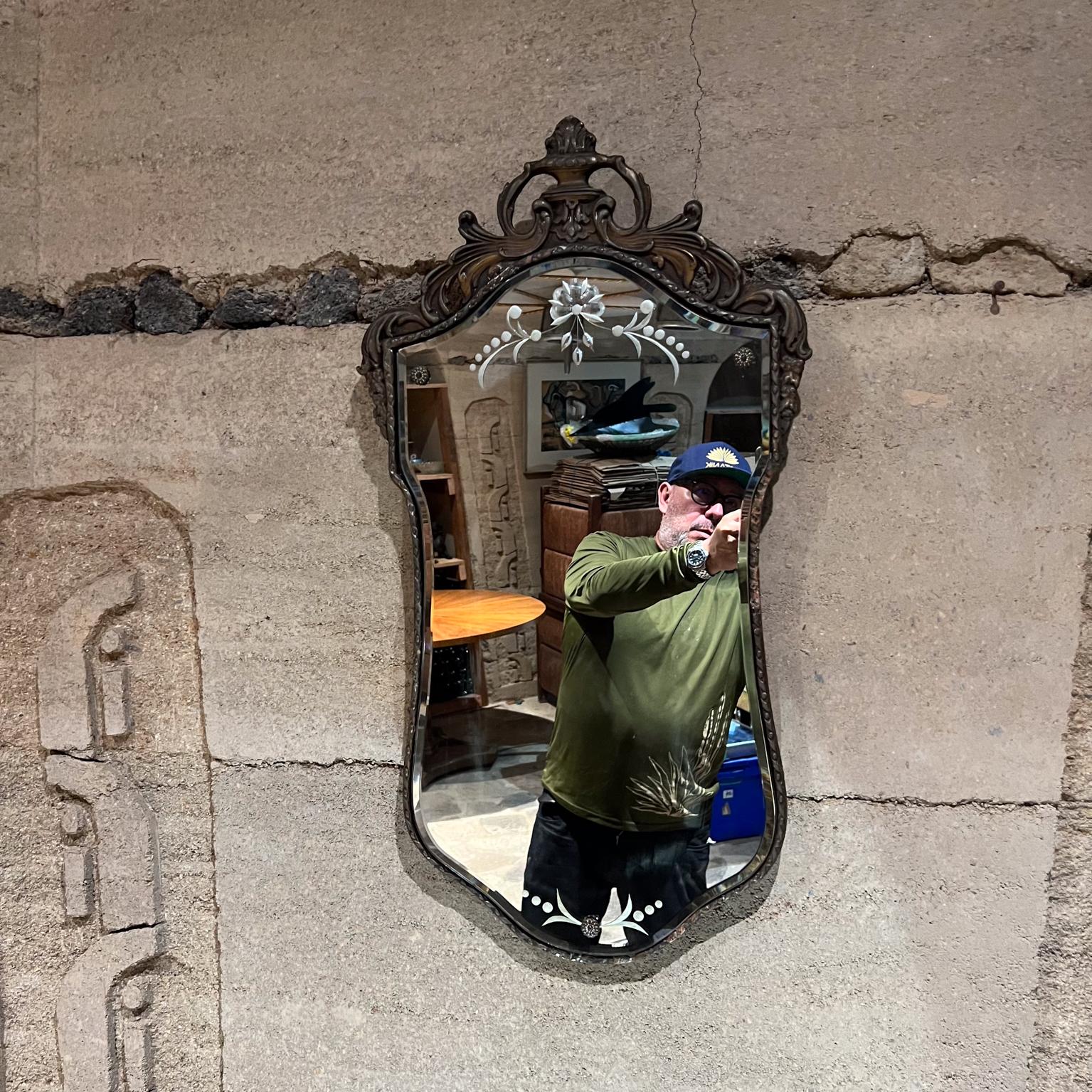 Mid-Century Modern 1950s Italian Venetian Wall Mirror Carved Giltwood Italy en vente