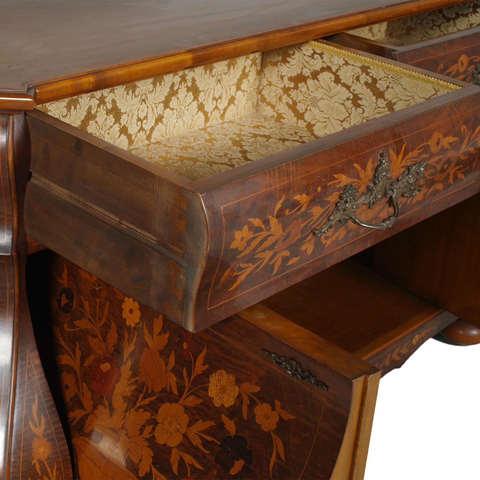 Venezianisches Barock Sideboard und Vitrinenschrank aus Nussbaumholz, 1950er Jahre, mit floralen Intarsien im Angebot 6