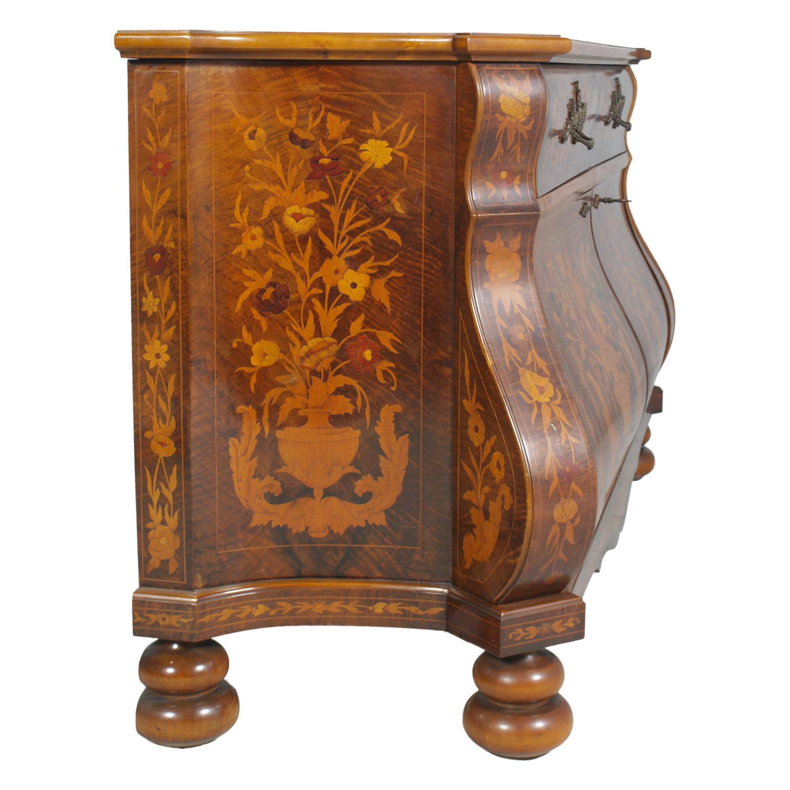 1930s Venetian Walnut Baroque Sideboard and Display Cabinet Richly Floral Inlaid In Good Condition For Sale In Vigonza, Padua