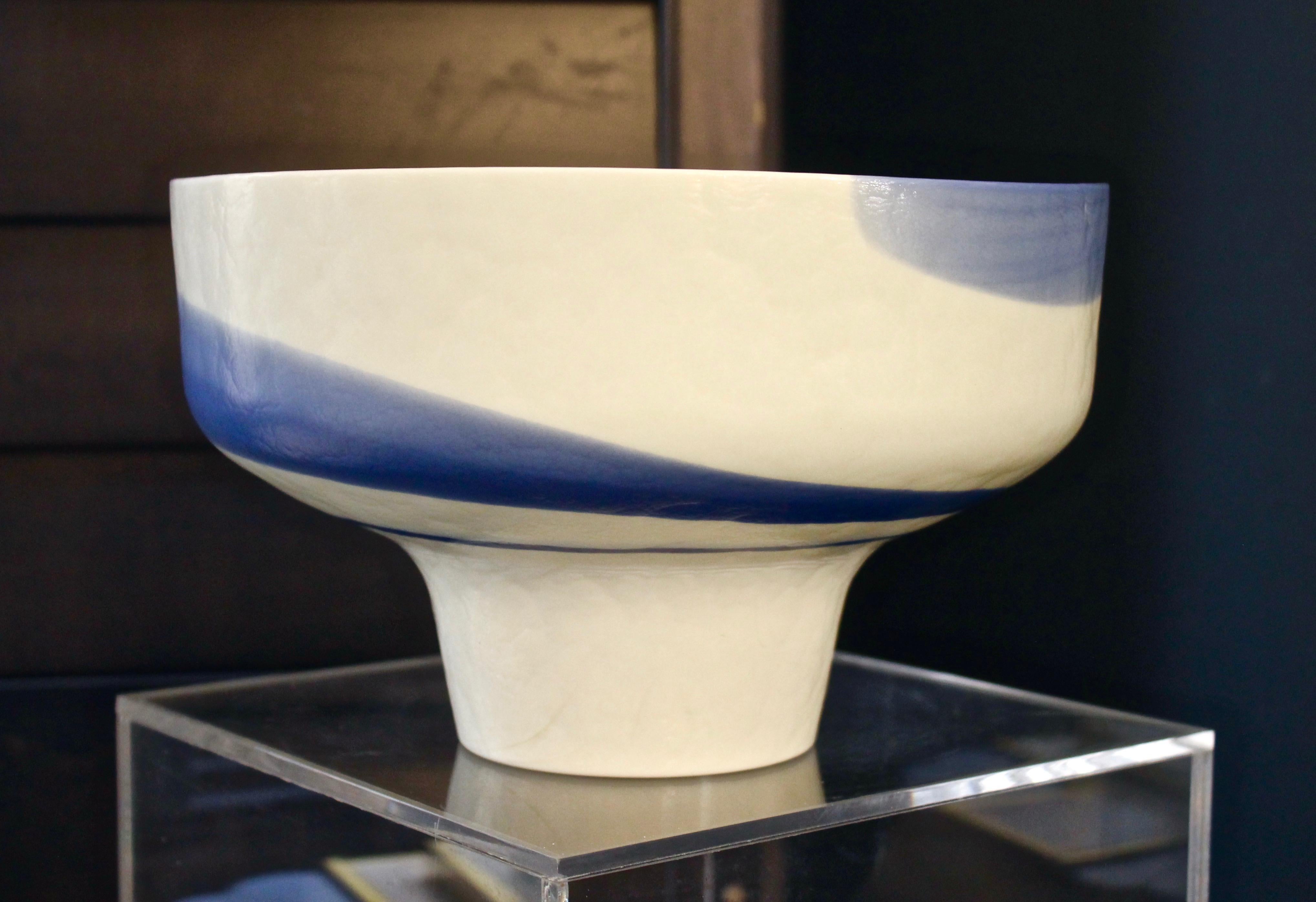 Coupe ronde moderne organique du milieu du siècle en verre épais de Murano, réalisée sur mesure pour l'Hôtel des Bains de Venise, une paire est disponible, réalisée en pâte de verre blanc crème ivoire, décorée de légers tourbillons bleu aqua,