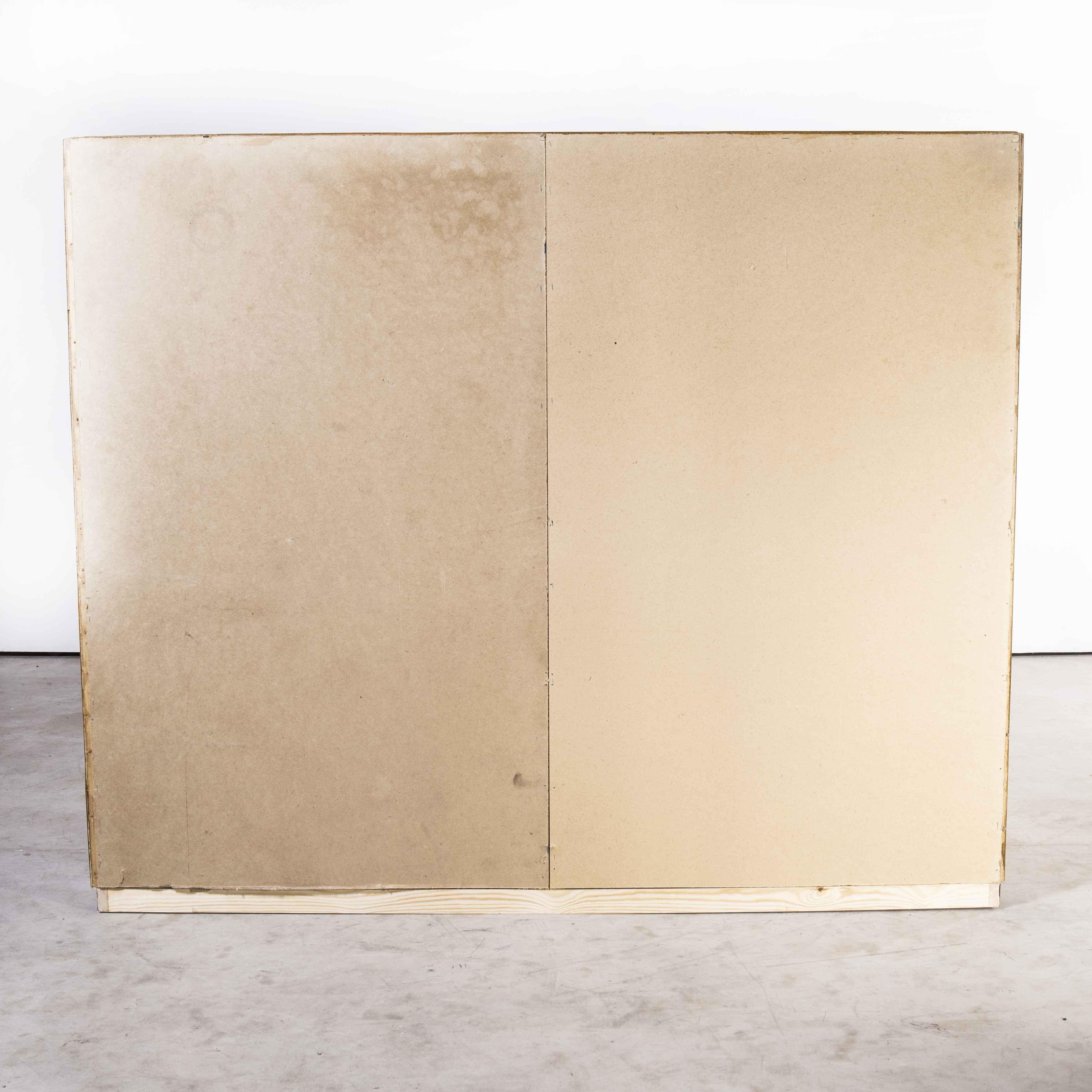 Grande commode de collection des années 1950 avec quatorze tiroirs (modèle 1216)
Très grande commode de collection des années 1950 avec quatorze tiroirs. Provenant de Belgique, il s'agit d'une très grande banque de tiroirs d'origine, avec des