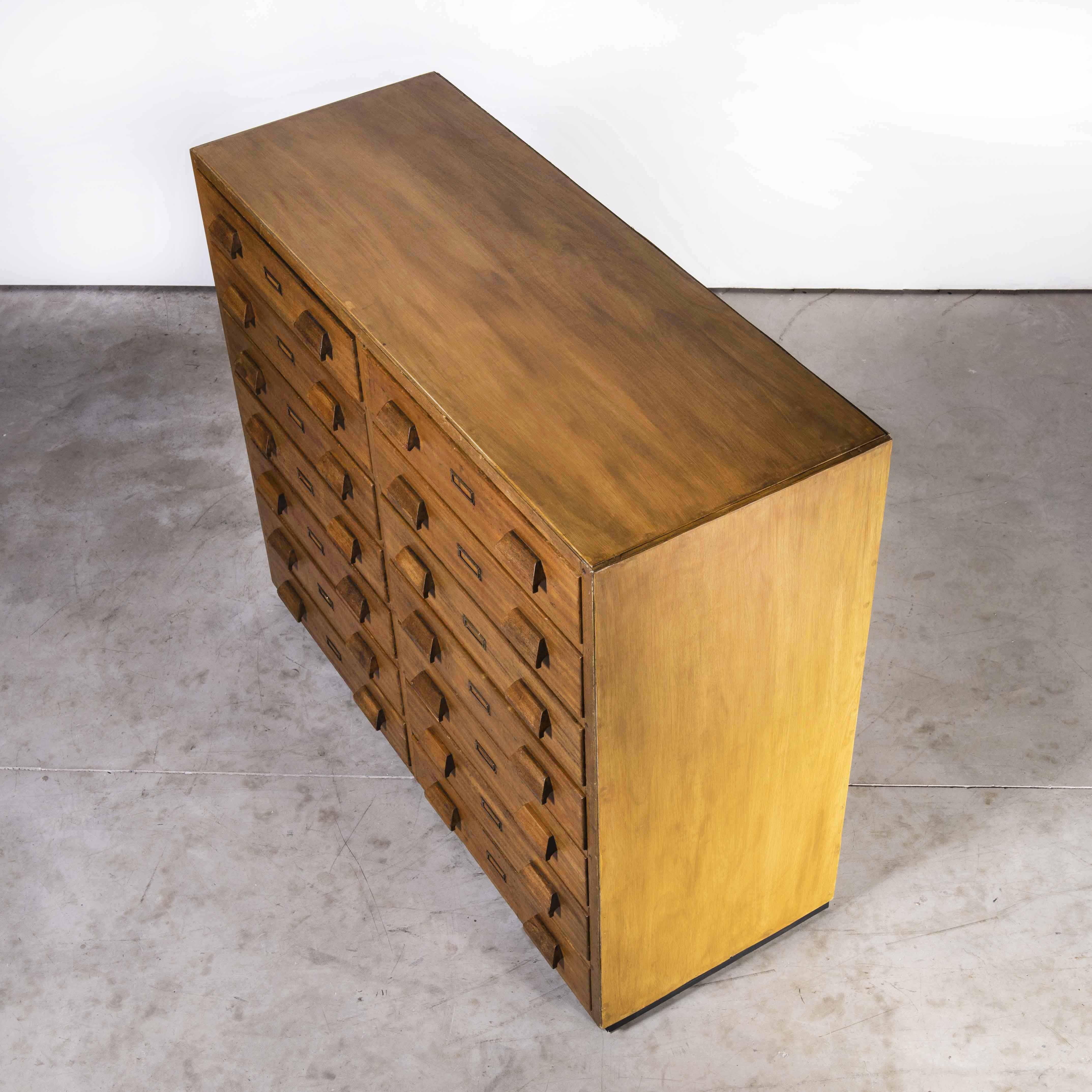 Milieu du XXe siècle Très grande commode de collection des années 1950, quatorze tiroirs « Modèle 1216 »