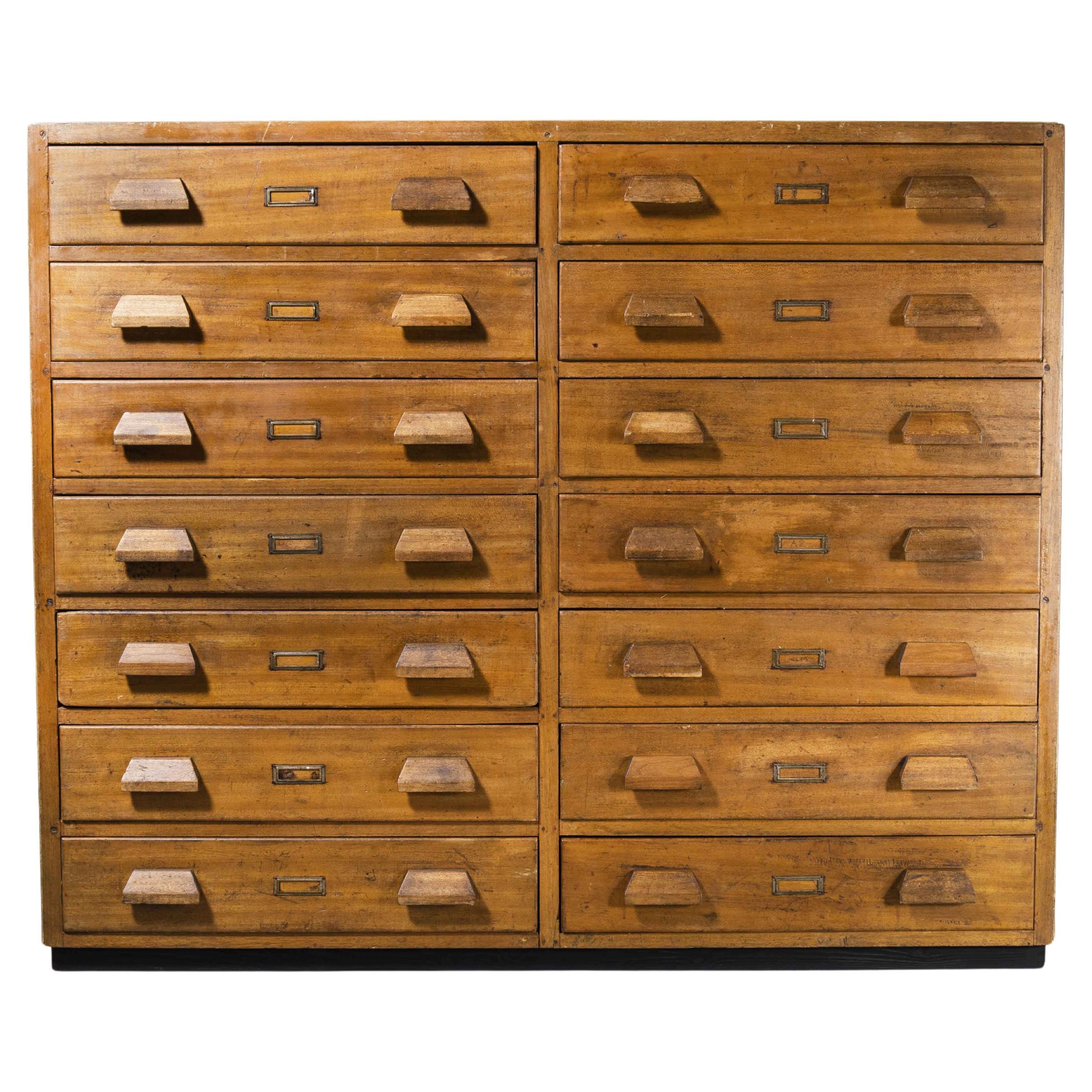 Très grande commode de collection des années 1950, quatorze tiroirs « Modèle 1216 »