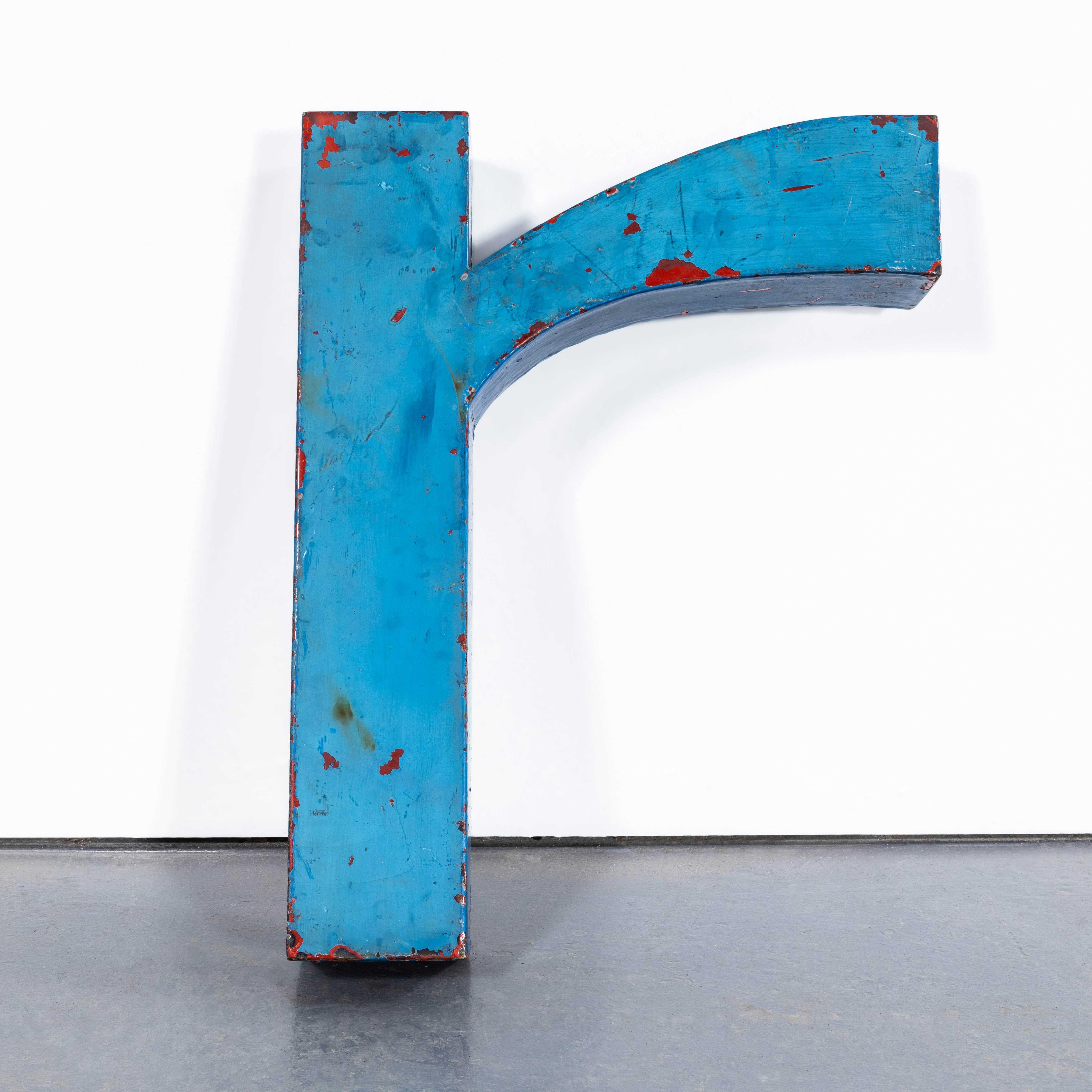 Très grande lettre de signalisation industrielle lourde des années 1950 - Bleu R. 

Ces lettres en acier lourd de grande taille proviennent de Belgique et sont utilisées pour la signalisation extérieure. Poids approximatif : 25 kg. L'offre concerne