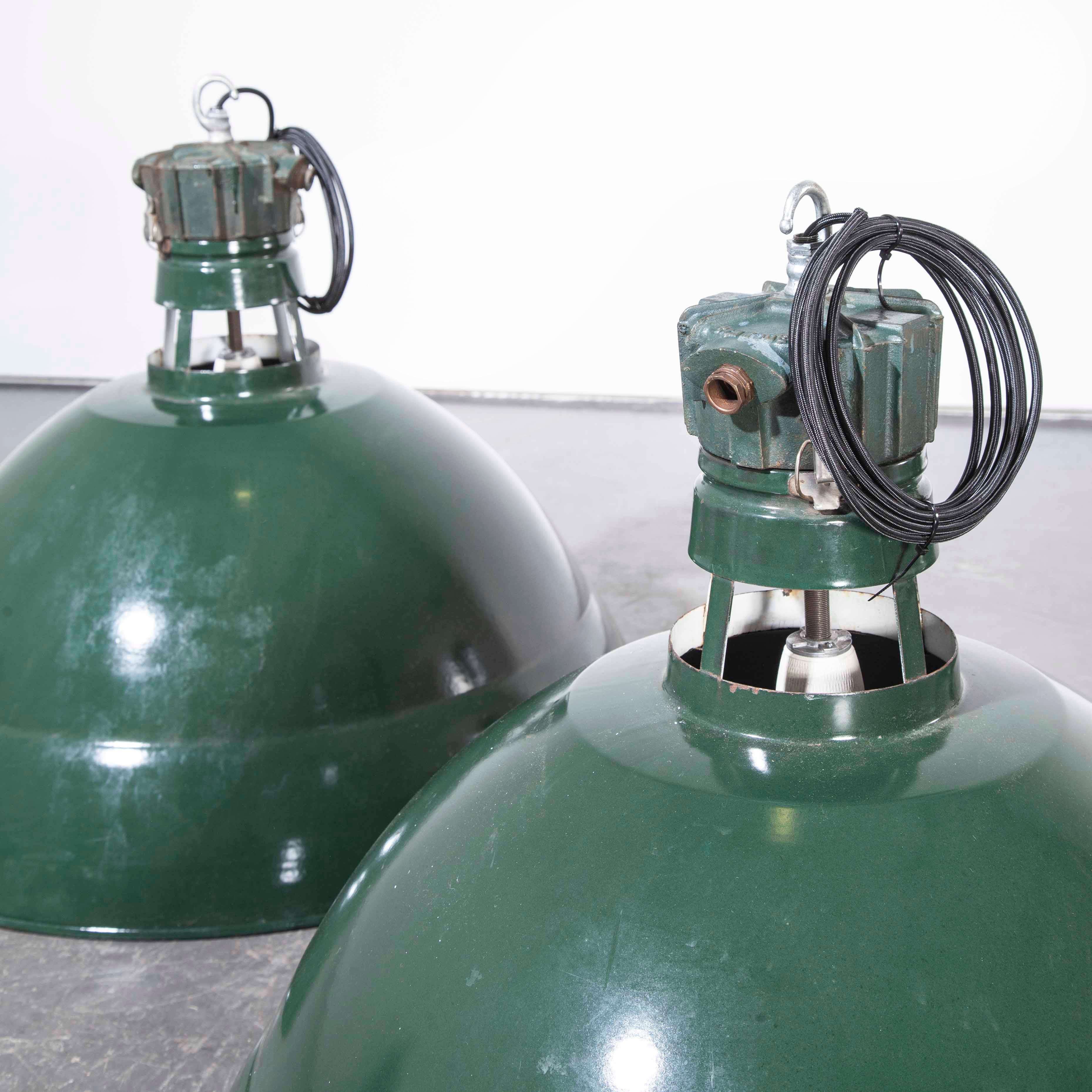 lampes/lampe de plafond industrielles des années 1950 en émail vert français - Qté diverse Bon état - En vente à Hook, Hampshire