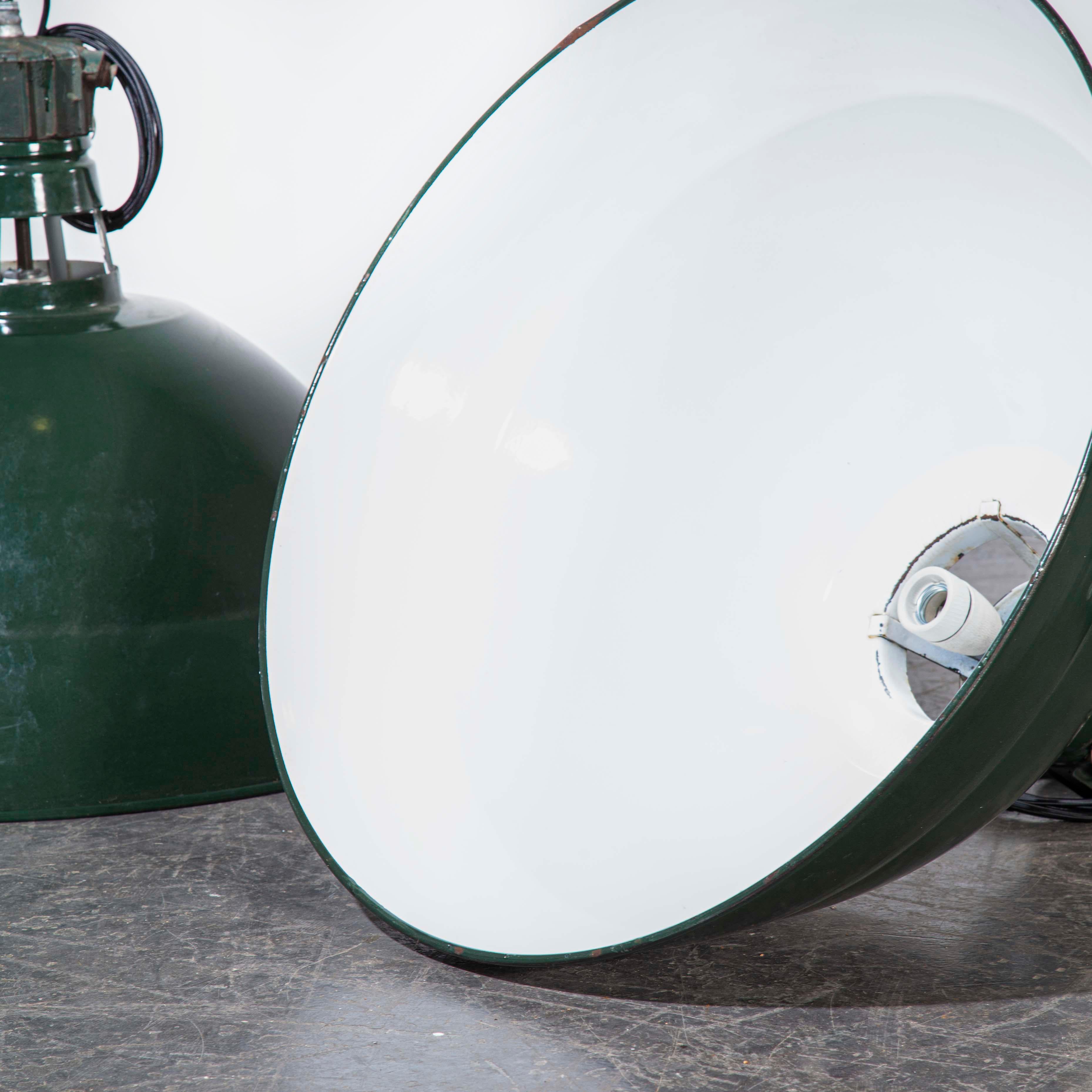 lampes/lampe de plafond industrielles des années 1950 en émail vert français - Qté diverse en vente 1