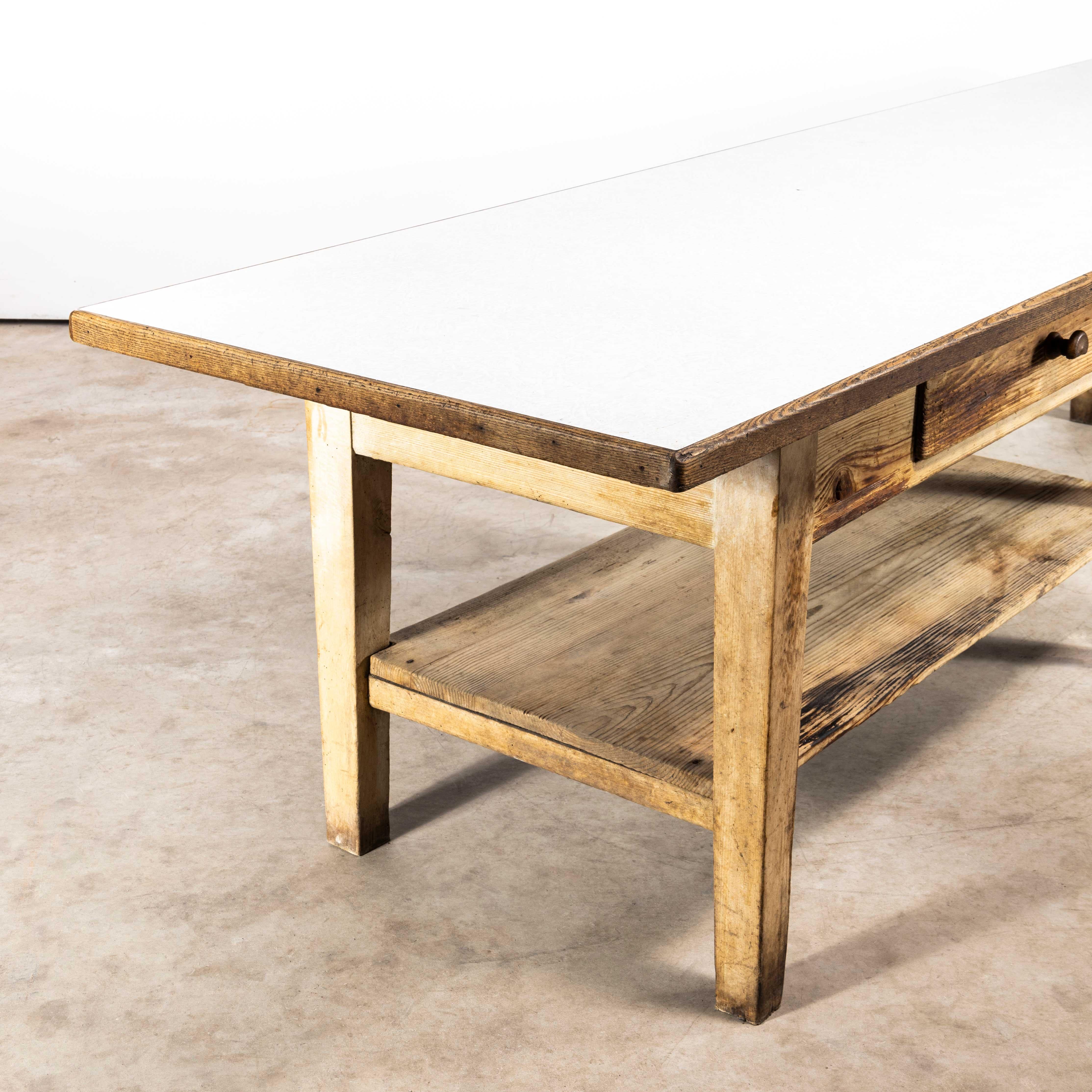 Très grande table de prépeuve de sculpture française d'origine des années 1950 Bon état - En vente à Hook, Hampshire