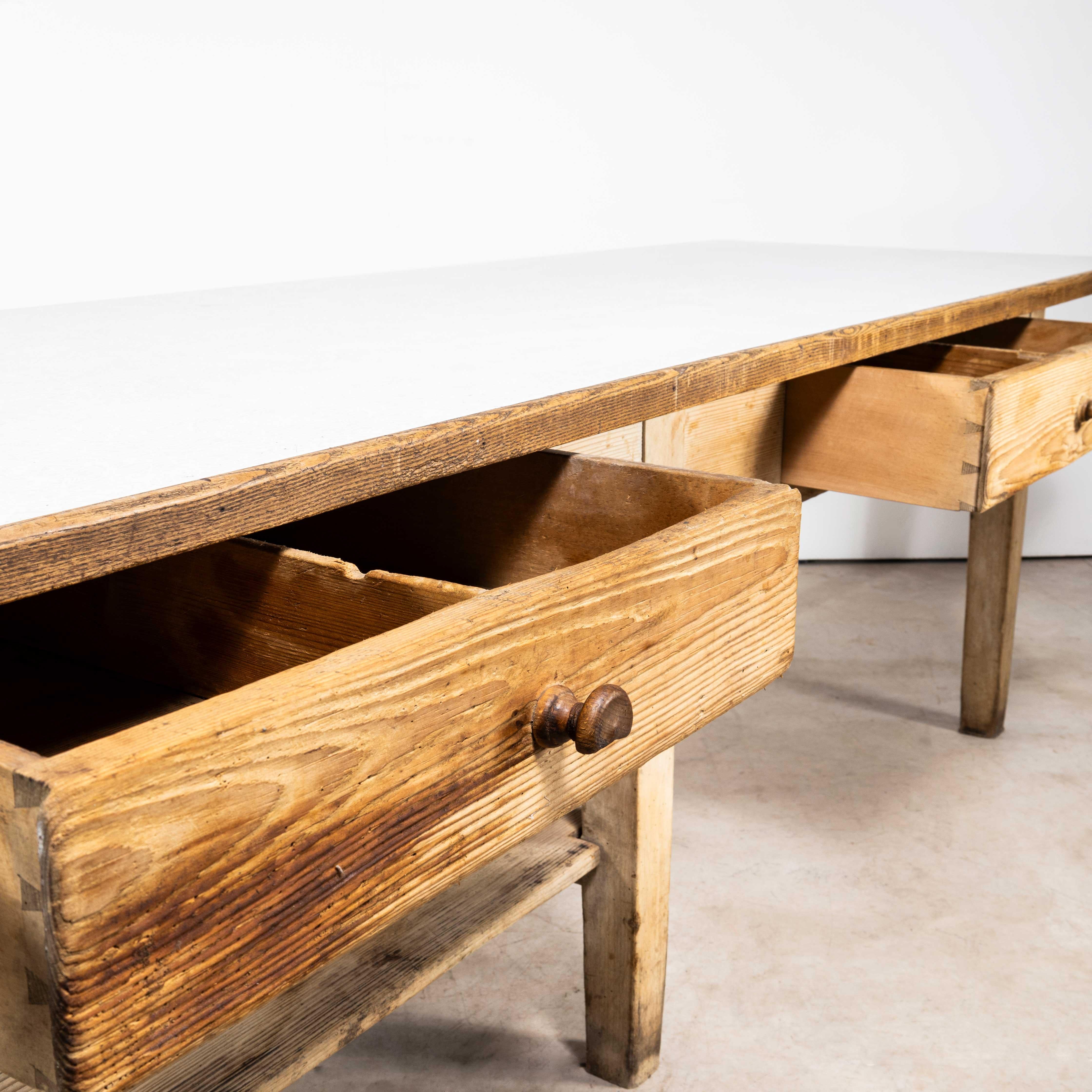 Pin Très grande table de prépeuve de sculpture française d'origine des années 1950 en vente