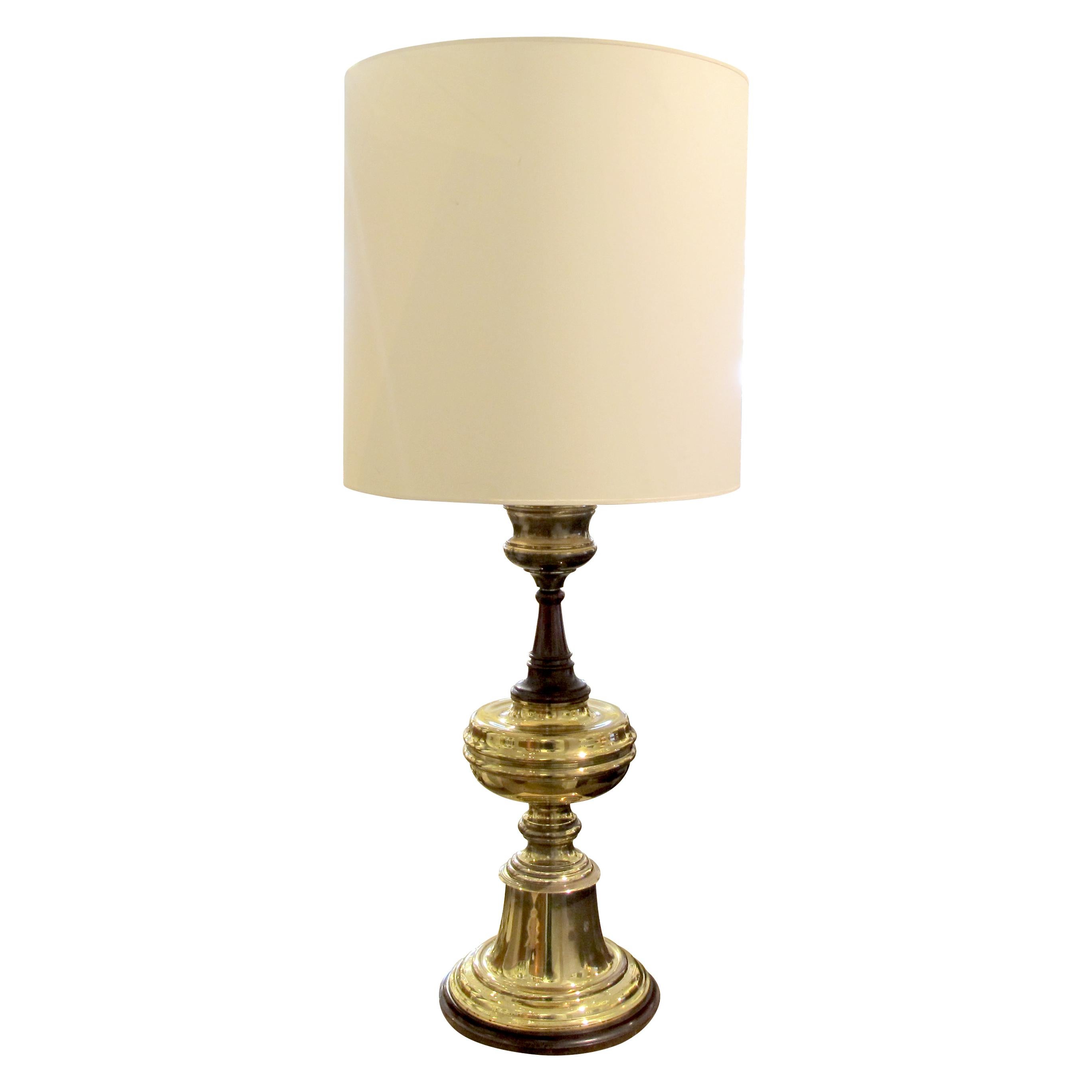 Elegante paire de très grandes lampes de table anglaises en laiton et chêne.  Chaque lampe présente des colonnes en laiton d'une grande beauté, patinées par l'âge et complétées par de riches accents en chêne, qui ajoutent de la profondeur et du