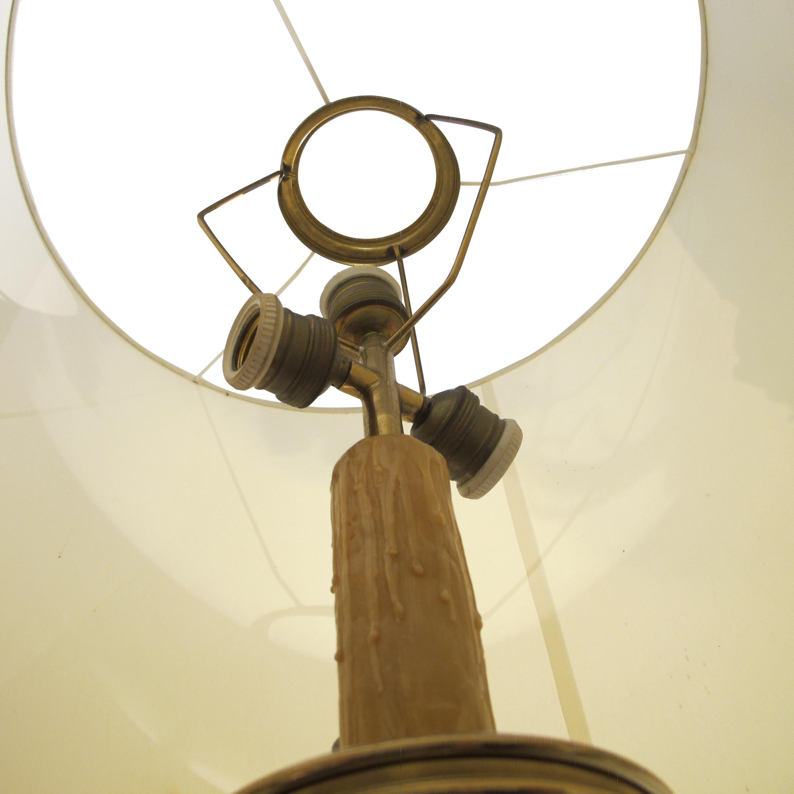 Laiton 1950s Très grande paire de lampes de table en laiton et Wood, anglaises en vente