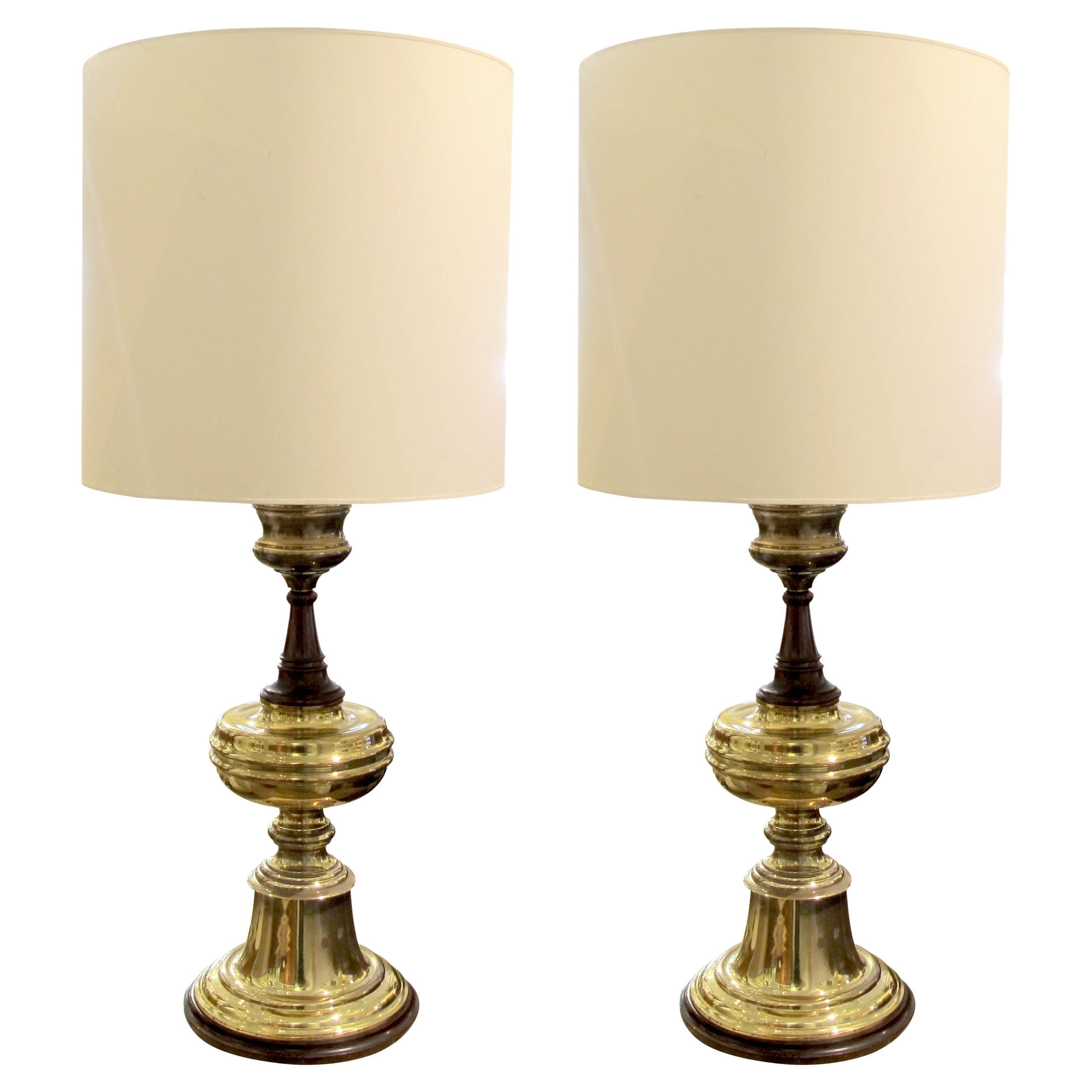 1950s Très grande paire de lampes de table en laiton et Wood, anglaises en vente