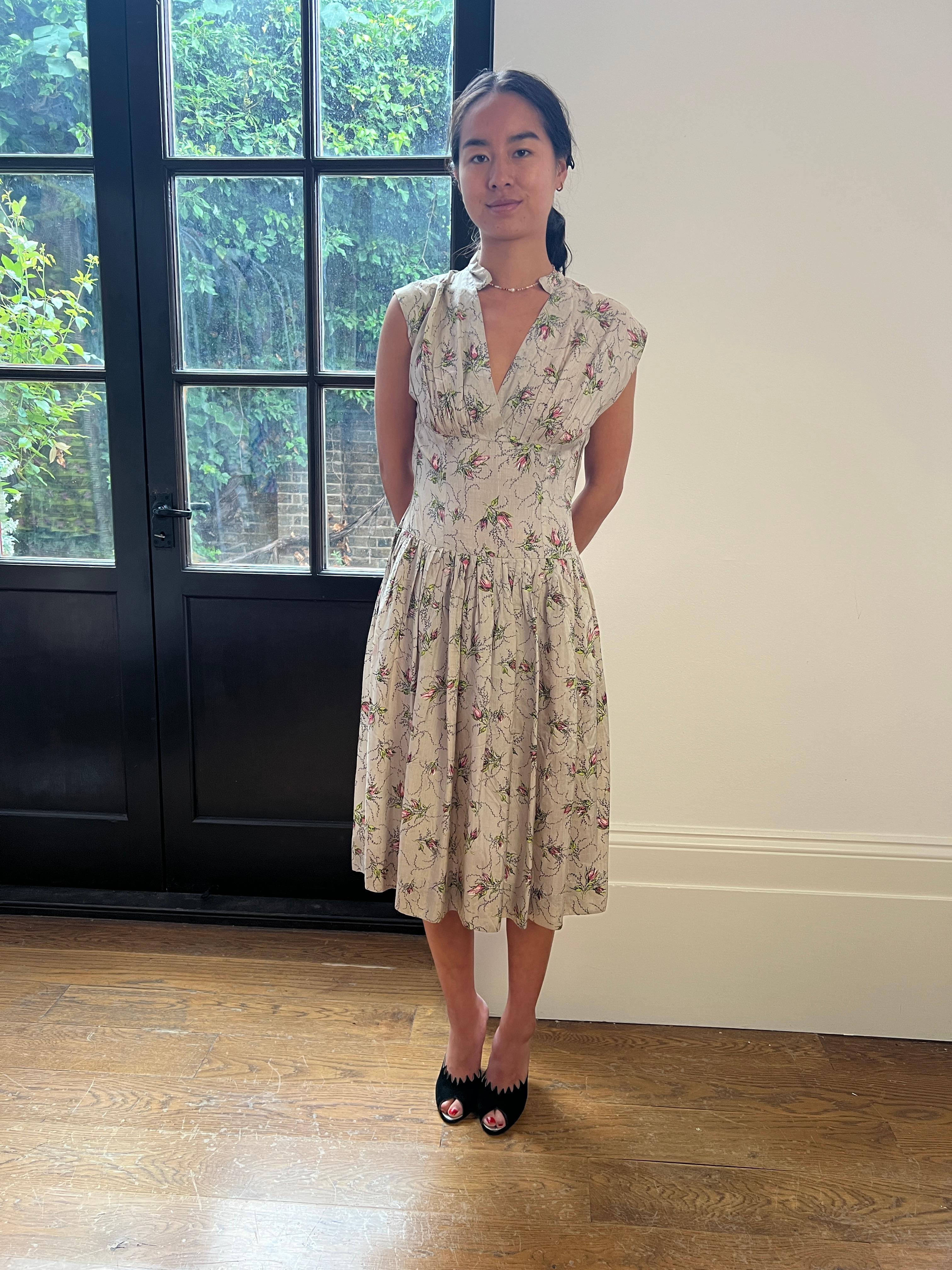 1950s Victor Josselyn Silk Floral Rose Spray Print Dress For Sale 2