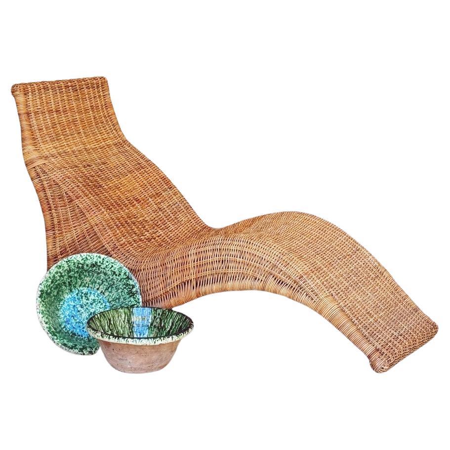 A wonderful wicker 1970s/80s chaise longue. Extremely comfortable and perfect for inside or outside. In very good condition.