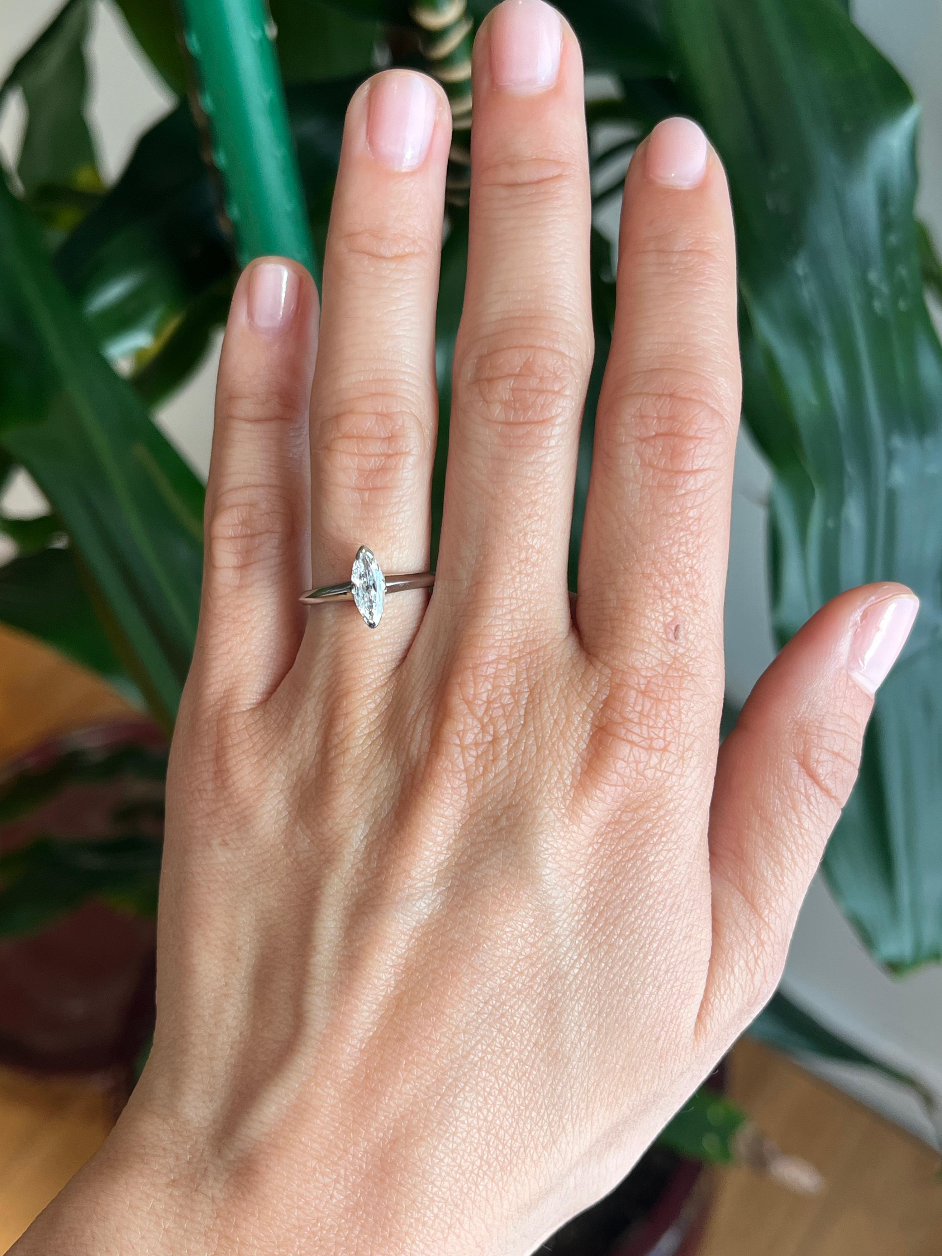 Questo anello di fidanzamento solitario con diamante marquise vintage da 0,54 carati, realizzato negli anni '50, è pulito, semplice, elegante e senza tempo. Incastonata nel platino, la fascia stretta presenta un elegante bordo a coltello.

Dalla