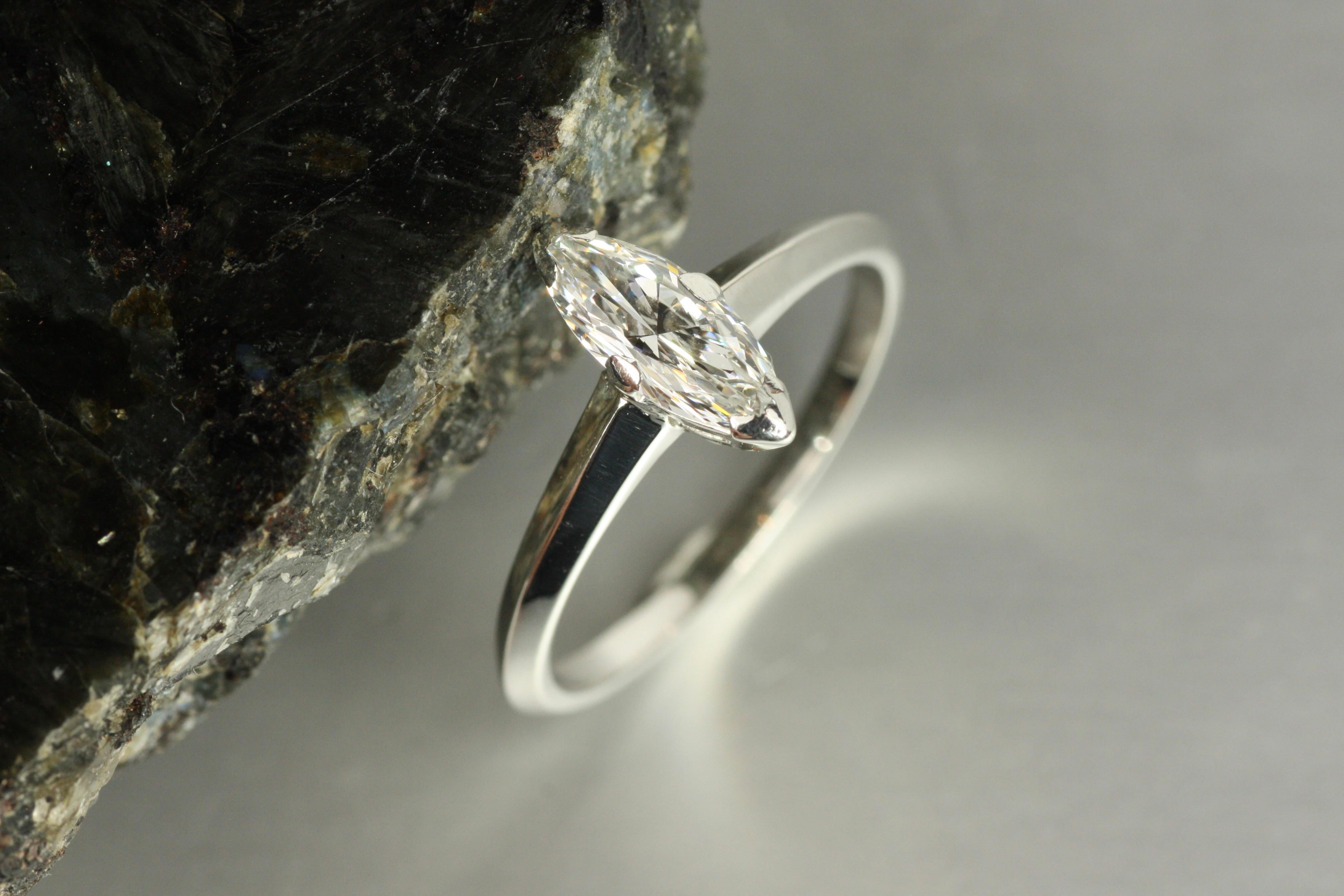 Taglio marquise Anello di fidanzamento solitario con diamante Marquise da 0,54 ct del 1950 in platino in vendita