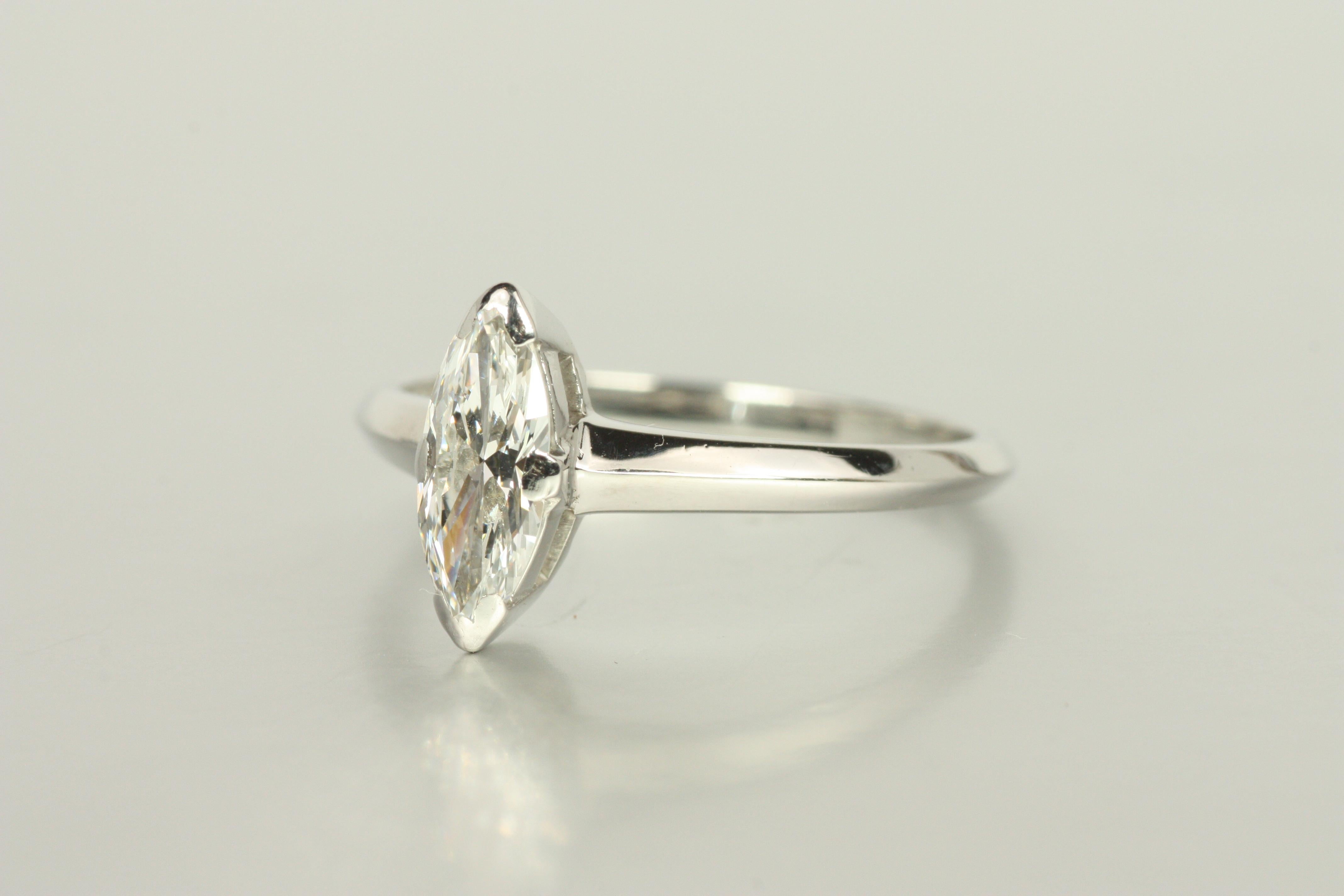 Donna Anello di fidanzamento solitario con diamante Marquise da 0,54 ct del 1950 in platino in vendita