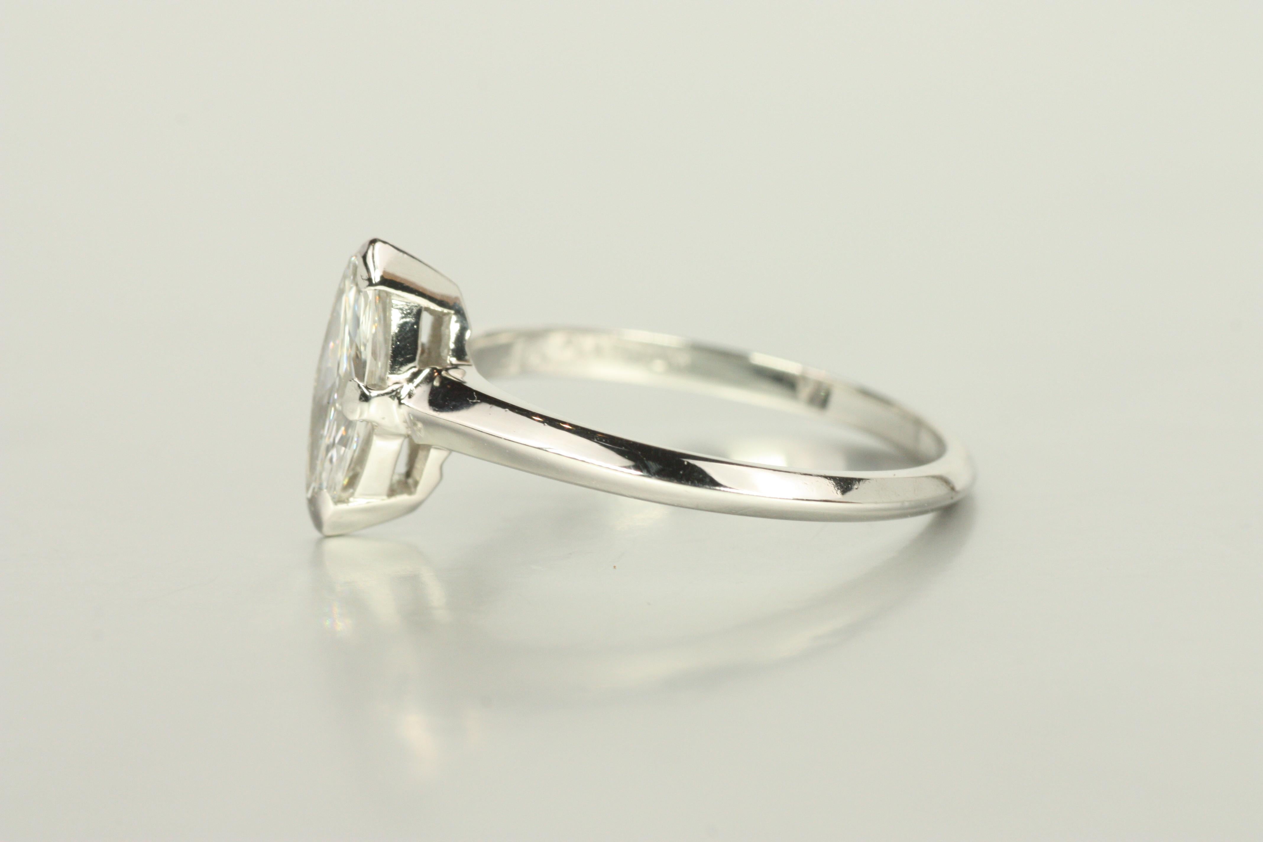 Anello di fidanzamento solitario con diamante Marquise da 0,54 ct del 1950 in platino in vendita 1