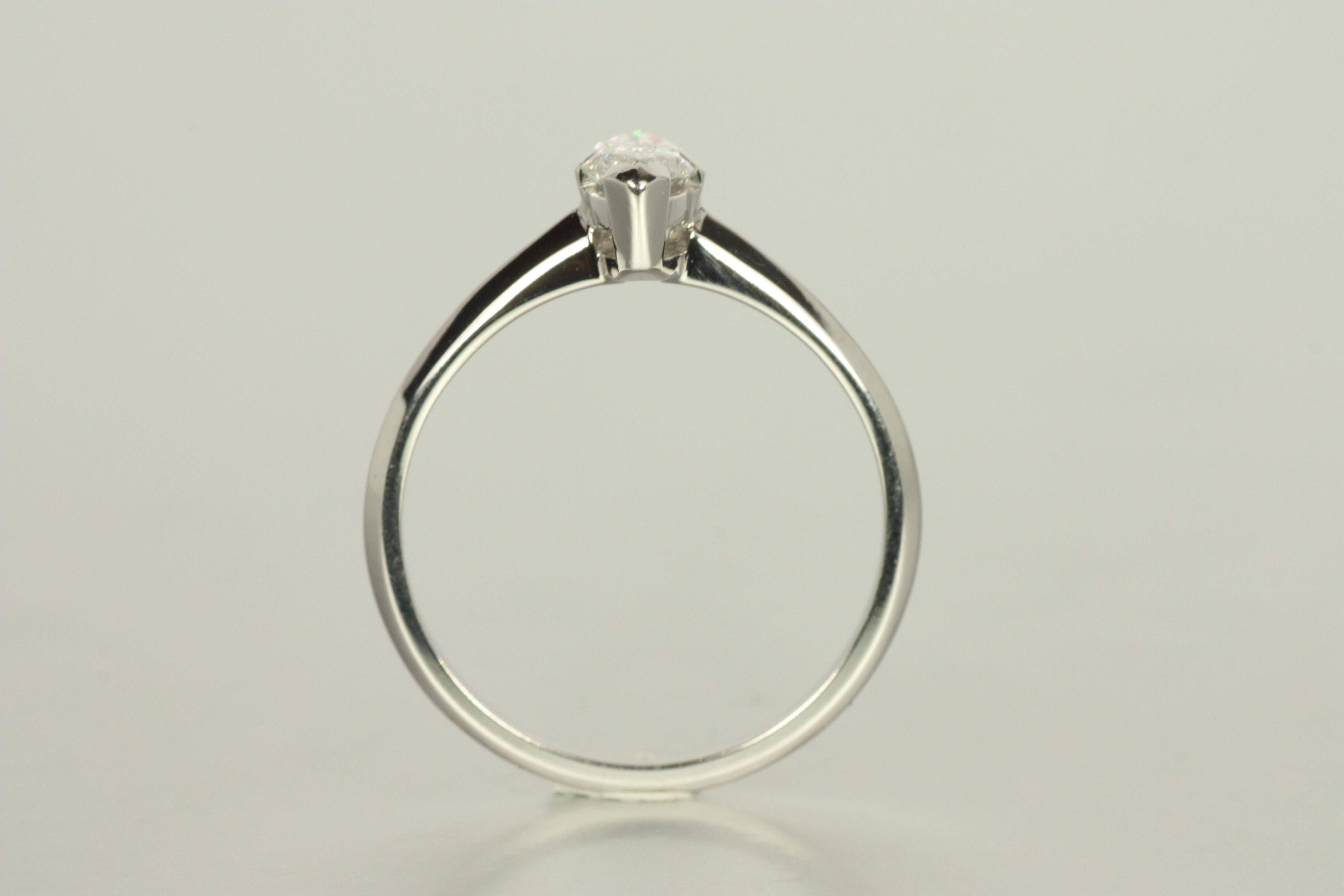 Anello di fidanzamento solitario con diamante Marquise da 0,54 ct del 1950 in platino in vendita 2