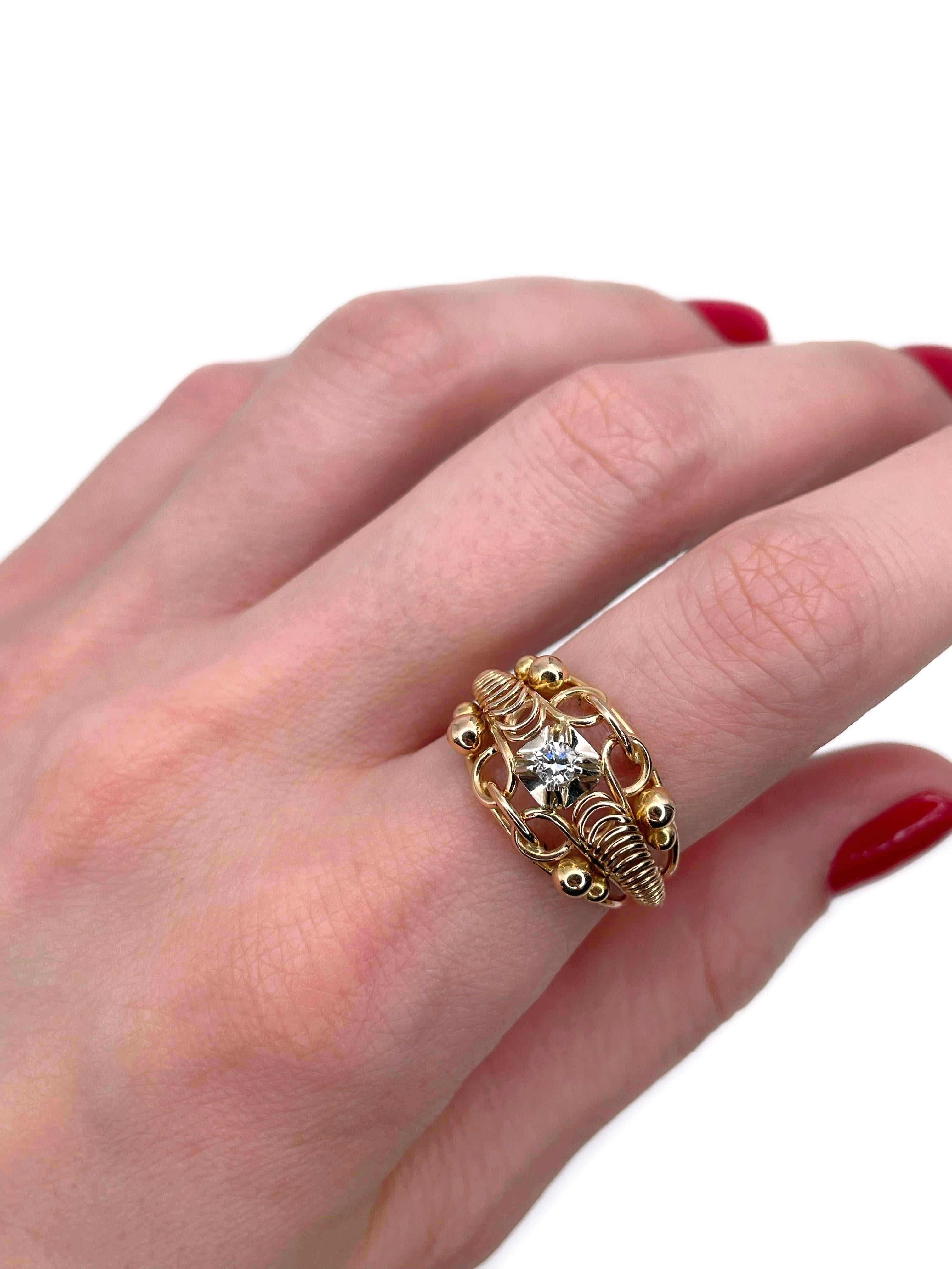 Dies ist ein durchbrochener Vintage-Cocktailring aus 18 Karat Gelbgold. Um 1950. 

Er verfügt über 1 Diamant: runder Brillantschliff, 0,09ct, RW-W, SI.

Gewicht: 4,61g
Größe: 17.25 (US 6.75)

WICHTIG: Bitte erkundigen Sie sich vor dem Kauf nach der