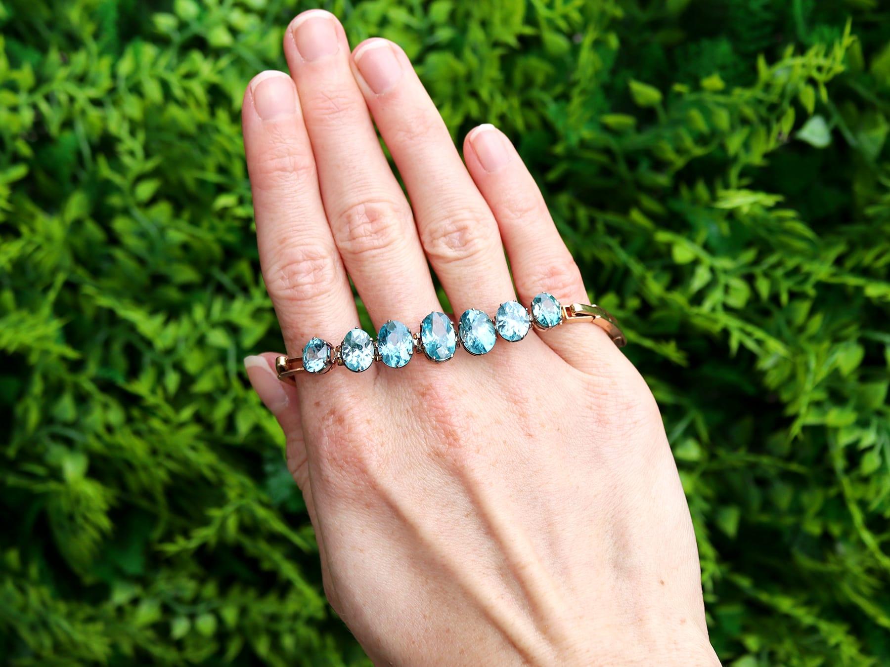 Impresionante pulsera vintage de 19,56 quilates de alto contenido en circonitas azules y oro amarillo de 9 quilates, engastada en oro blanco de 9 quilates; forma parte de nuestras diversas colecciones de joyas con piedras preciosas y joyas de