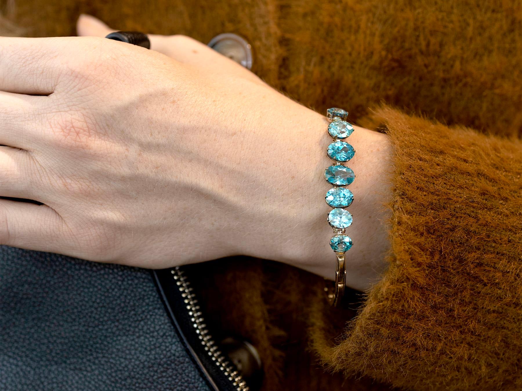 1950s Vintage 19.56ct Oval Cut Blue Zircon Yellow Gold Pulsera Corte oval en venta