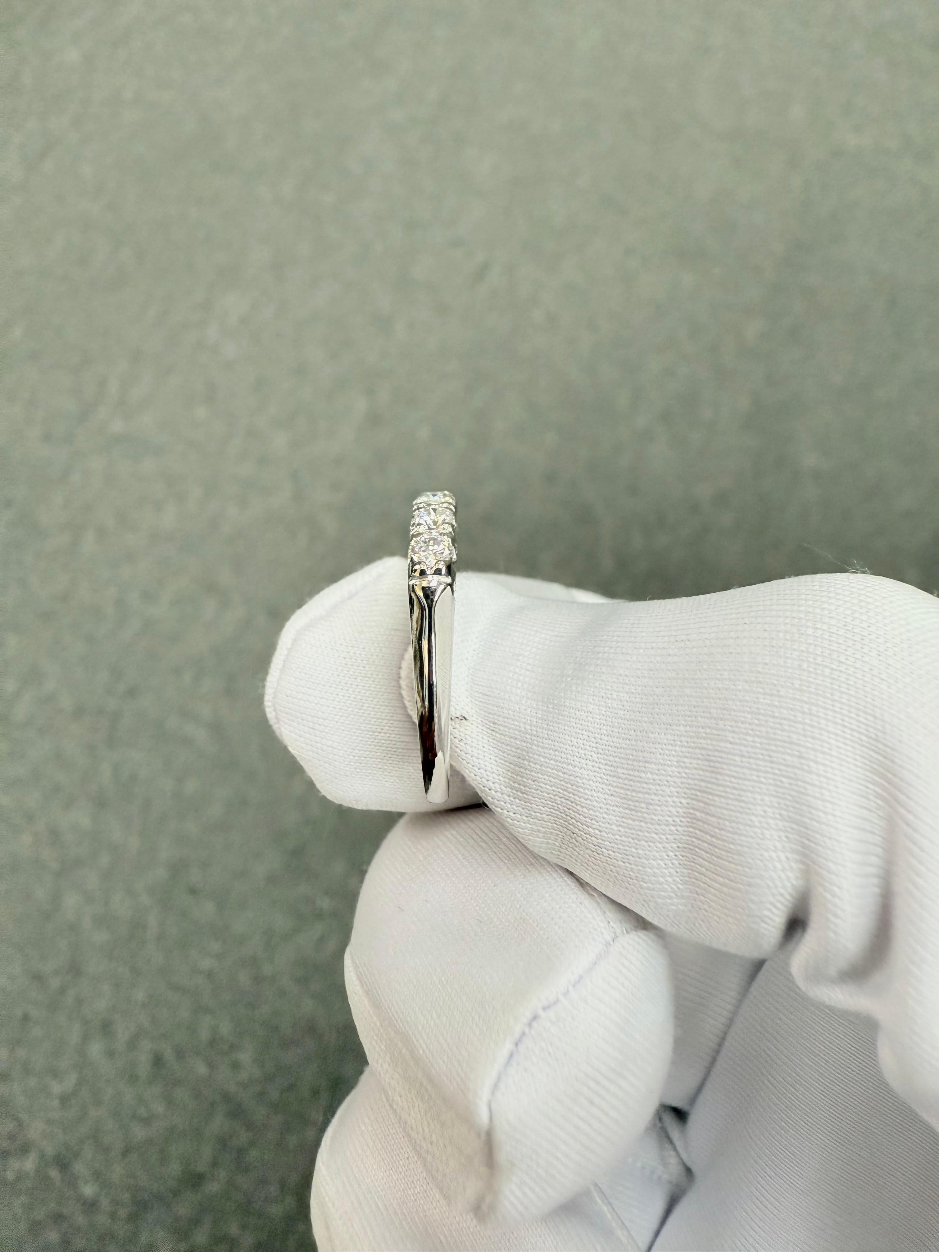 Anello a fascia in platino con 5 pietre di diamante vintage del 1950 in vendita 4