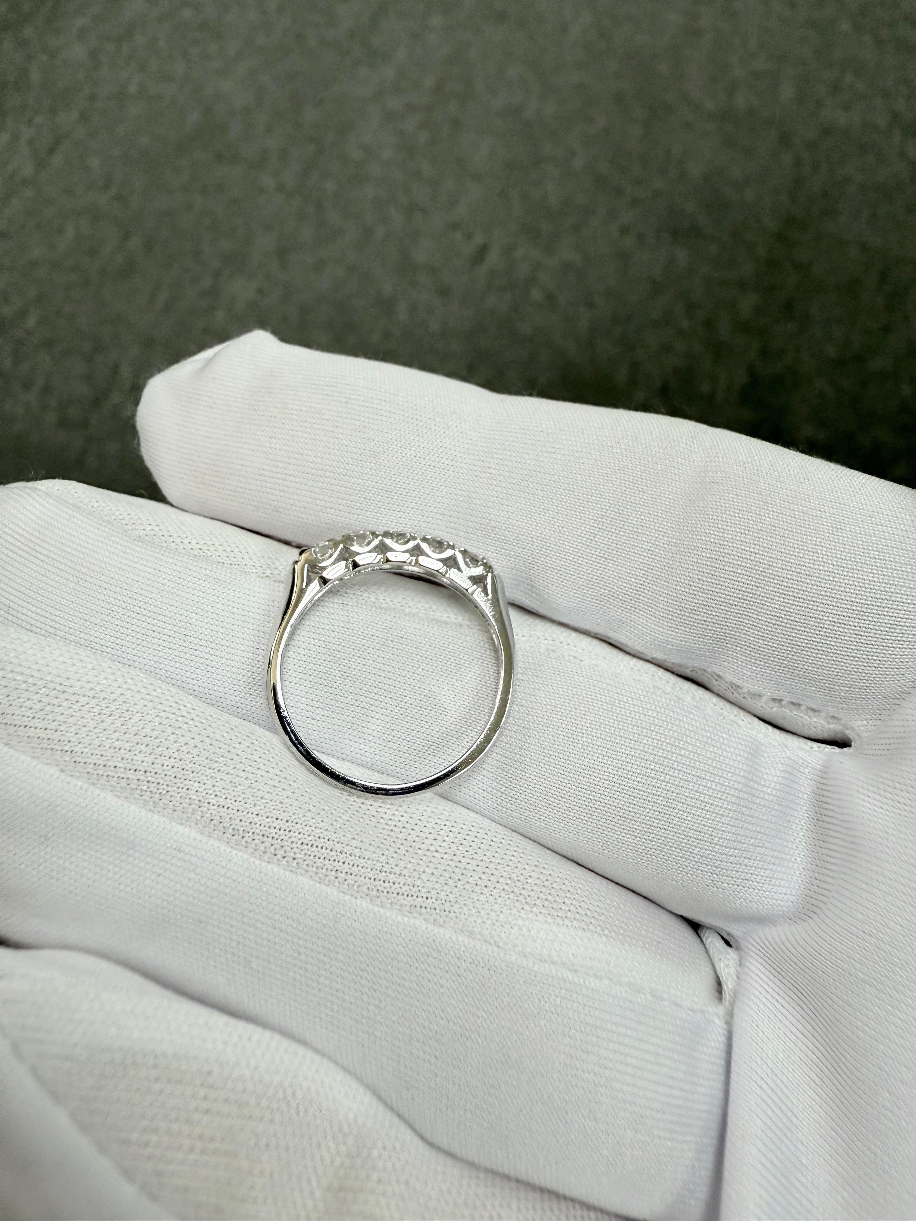 Anello a fascia in platino con 5 pietre di diamante vintage del 1950 in vendita 5