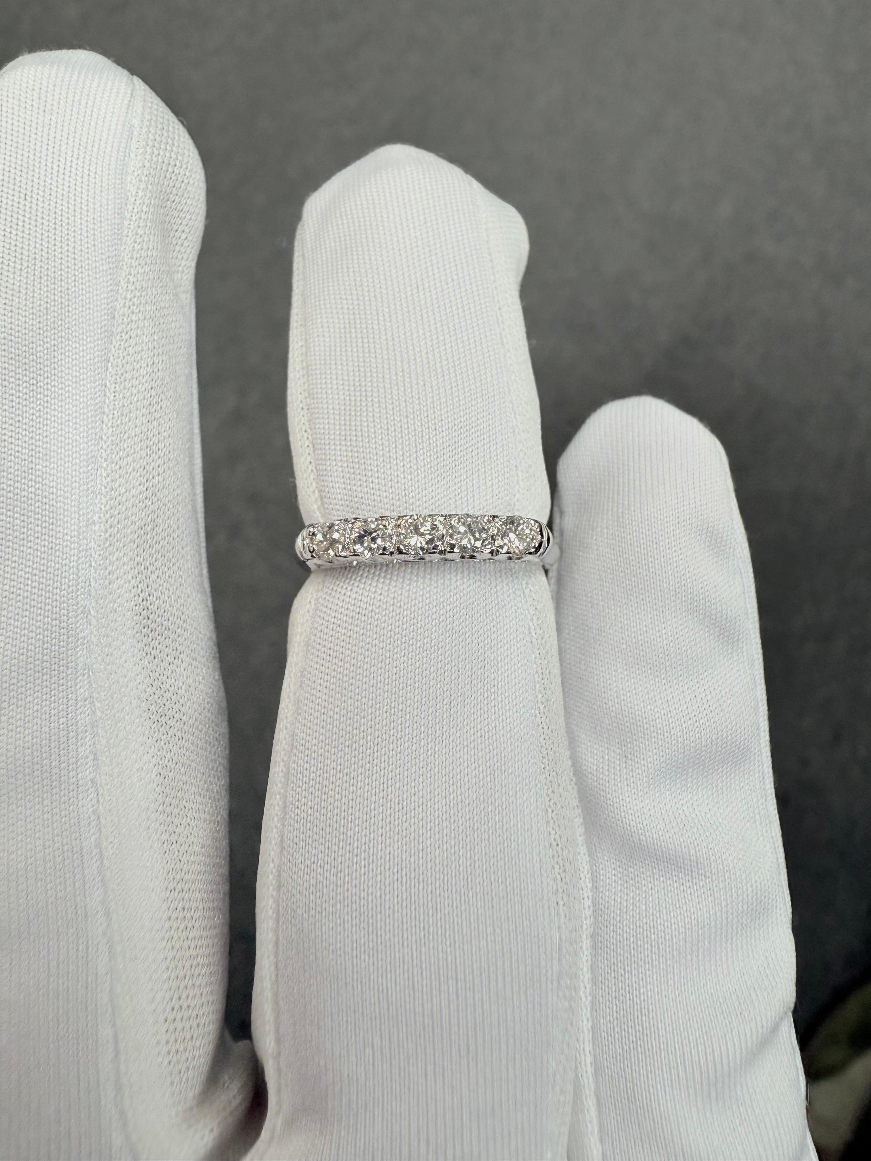 Anello a fascia in platino con 5 pietre di diamante vintage del 1950 in vendita 6