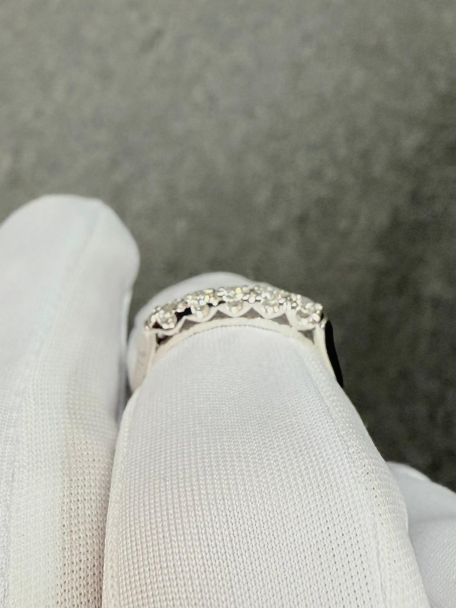 Anello a fascia in platino con 5 pietre di diamante vintage del 1950 in vendita 7