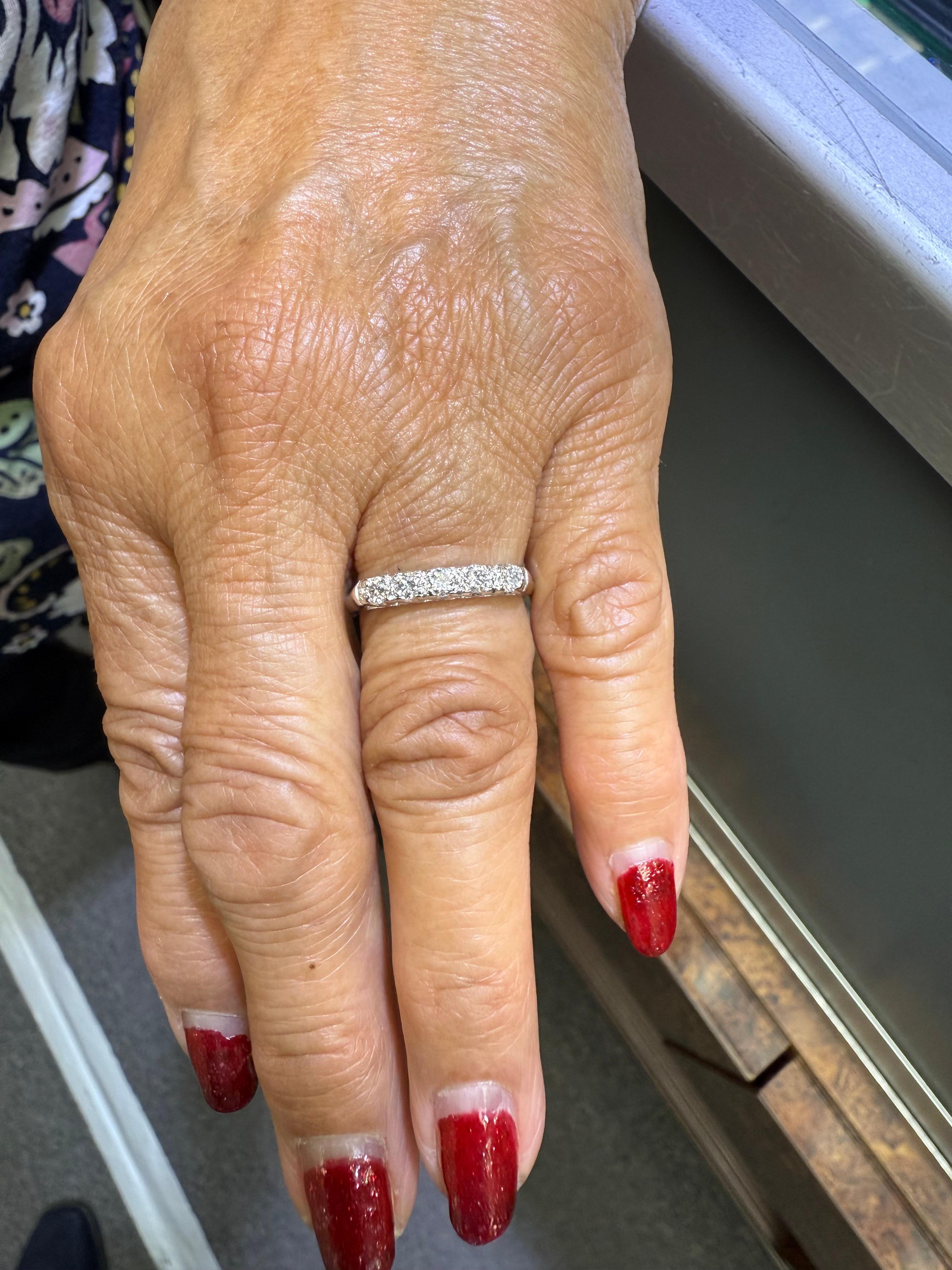 Anello a fascia in platino con 5 pietre di diamante vintage del 1950 in vendita 8