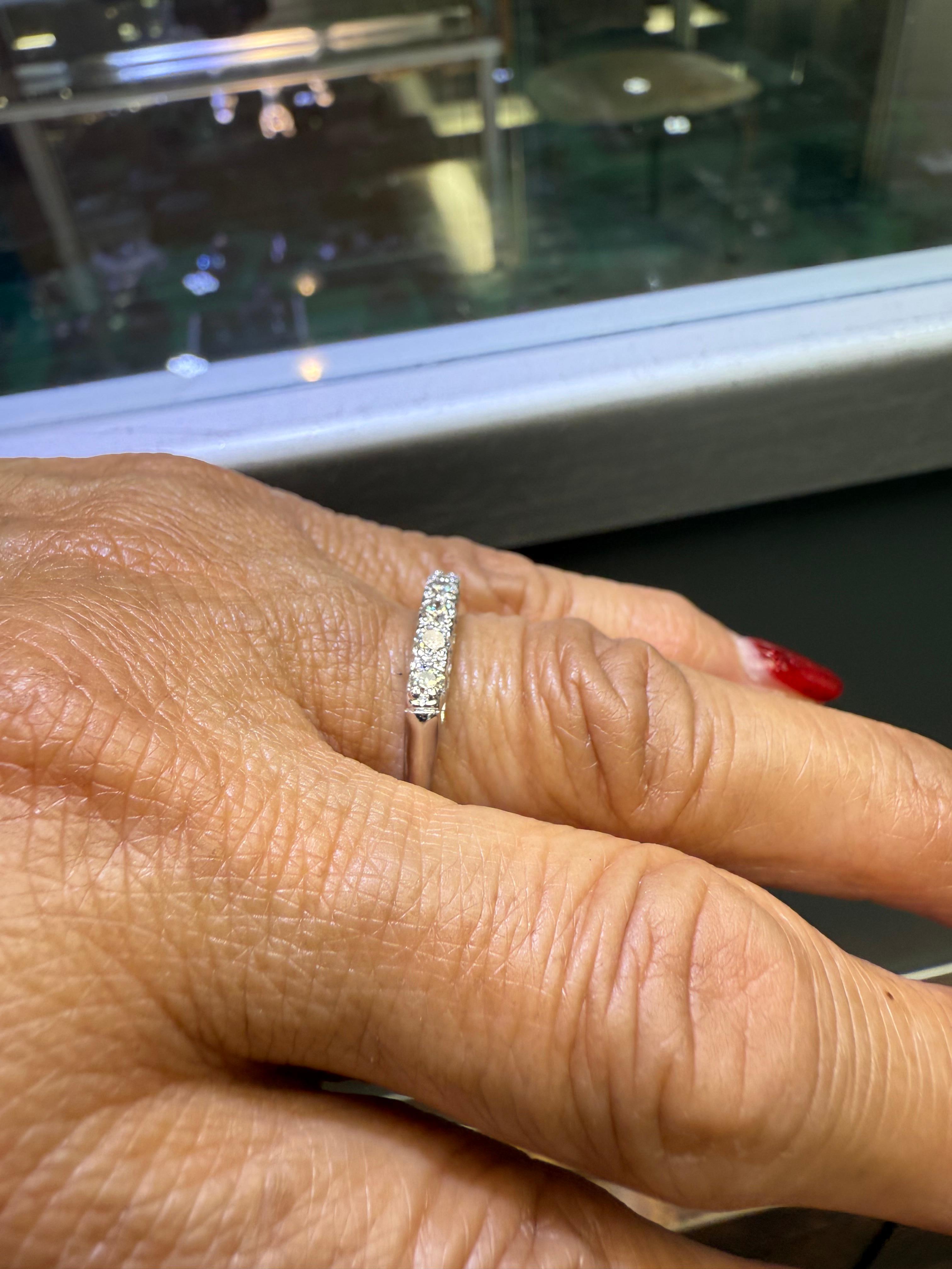 Anello a fascia in platino con 5 pietre di diamante vintage del 1950 in vendita 9